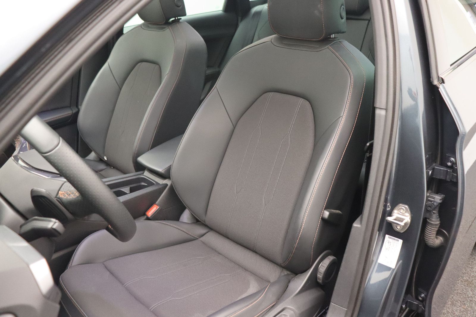 Fahrzeugabbildung CUPRA Leon ST 1.5 eTSI DSG LED Pano Beats