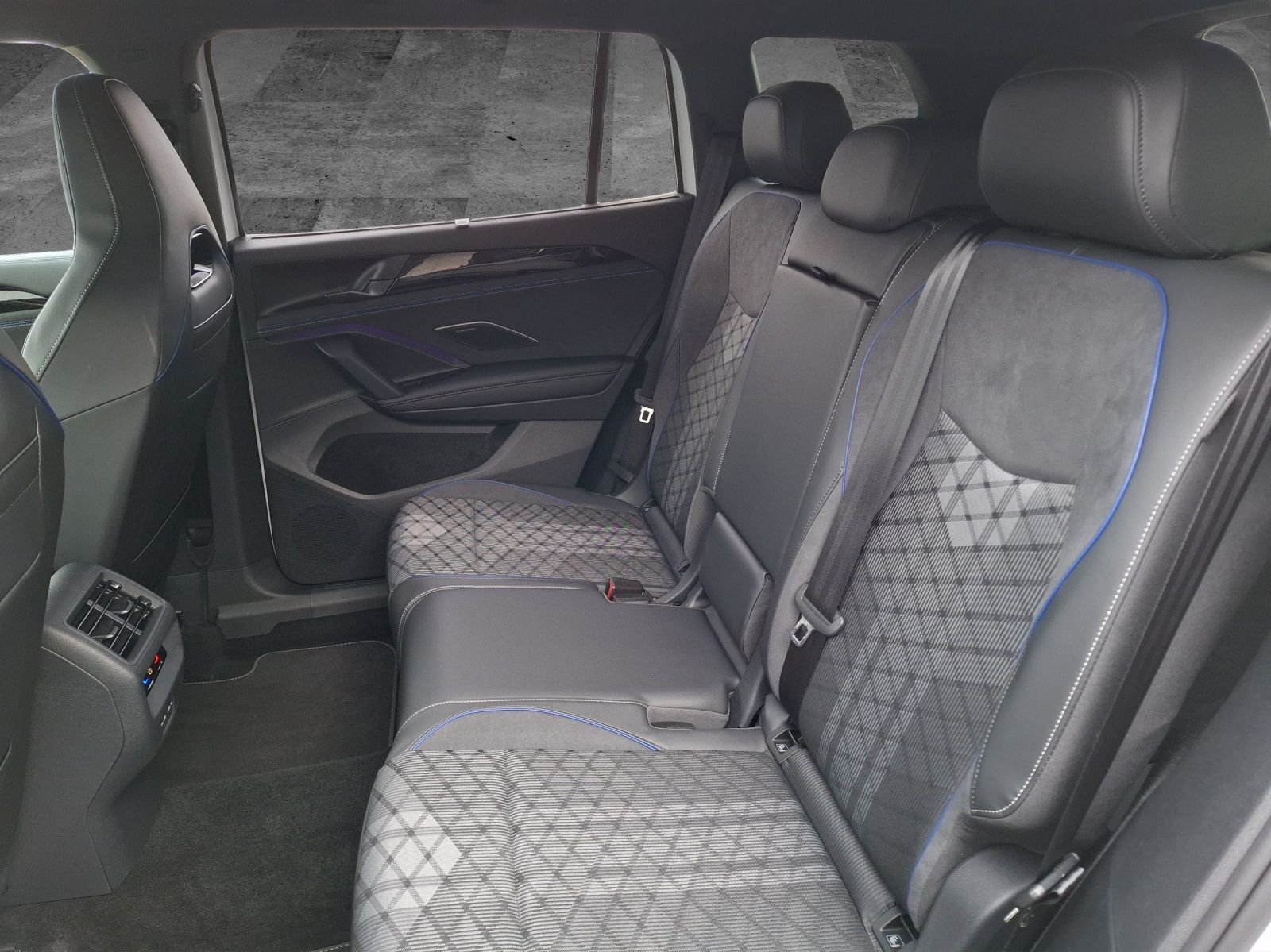 Fahrzeugabbildung Volkswagen Tayron TDI R-Line DSG 4M Matrix AHK Navi AID ACC