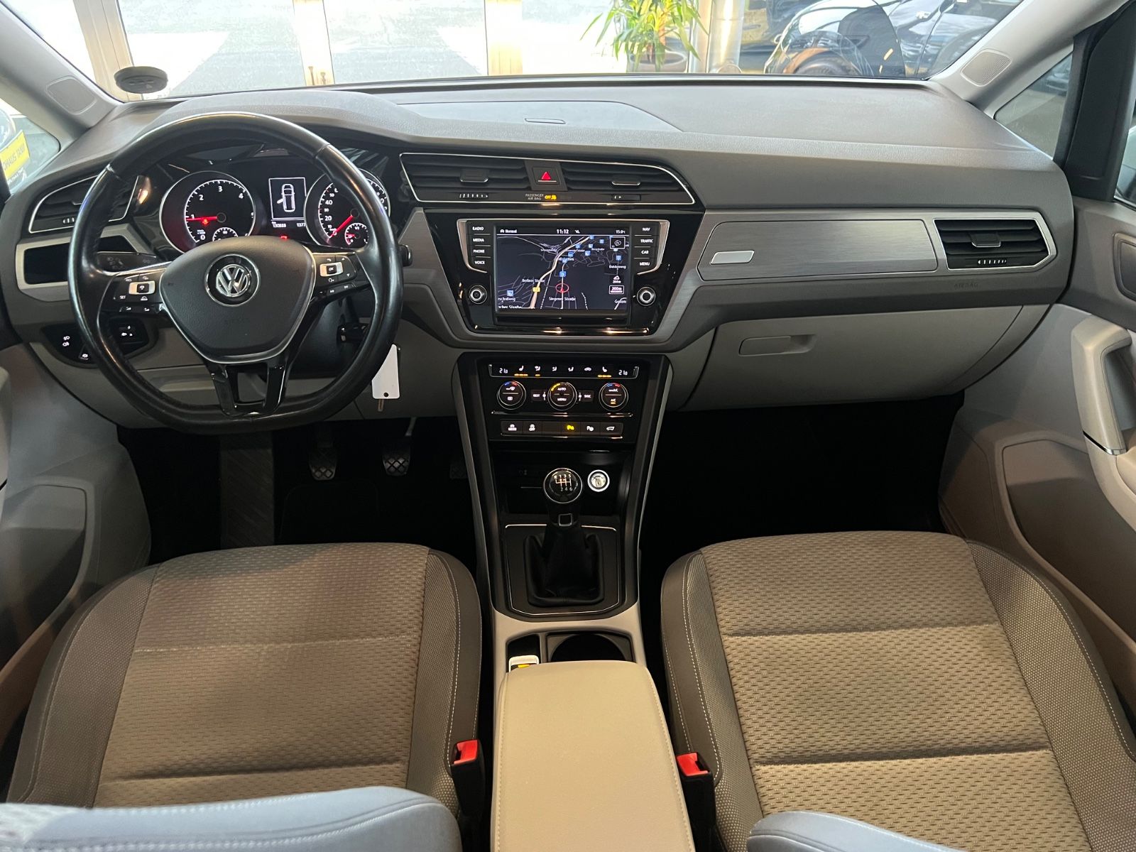 Fahrzeugabbildung Volkswagen Touran 2.0 TDI Comfortline *PERLMUTTWEIß*NAVI*