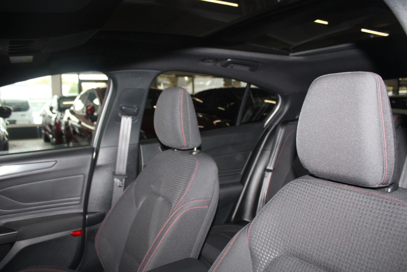 Fahrzeugabbildung Ford Focus 1,5 EB ST-Line Pano HUD LED ACC CAM Winter