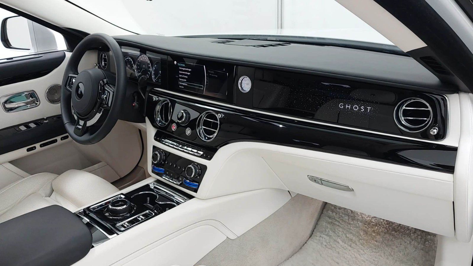 Fahrzeugabbildung Rolls-Royce Ghost ACC Memory HuD Lounge SternenH. Luft 360°