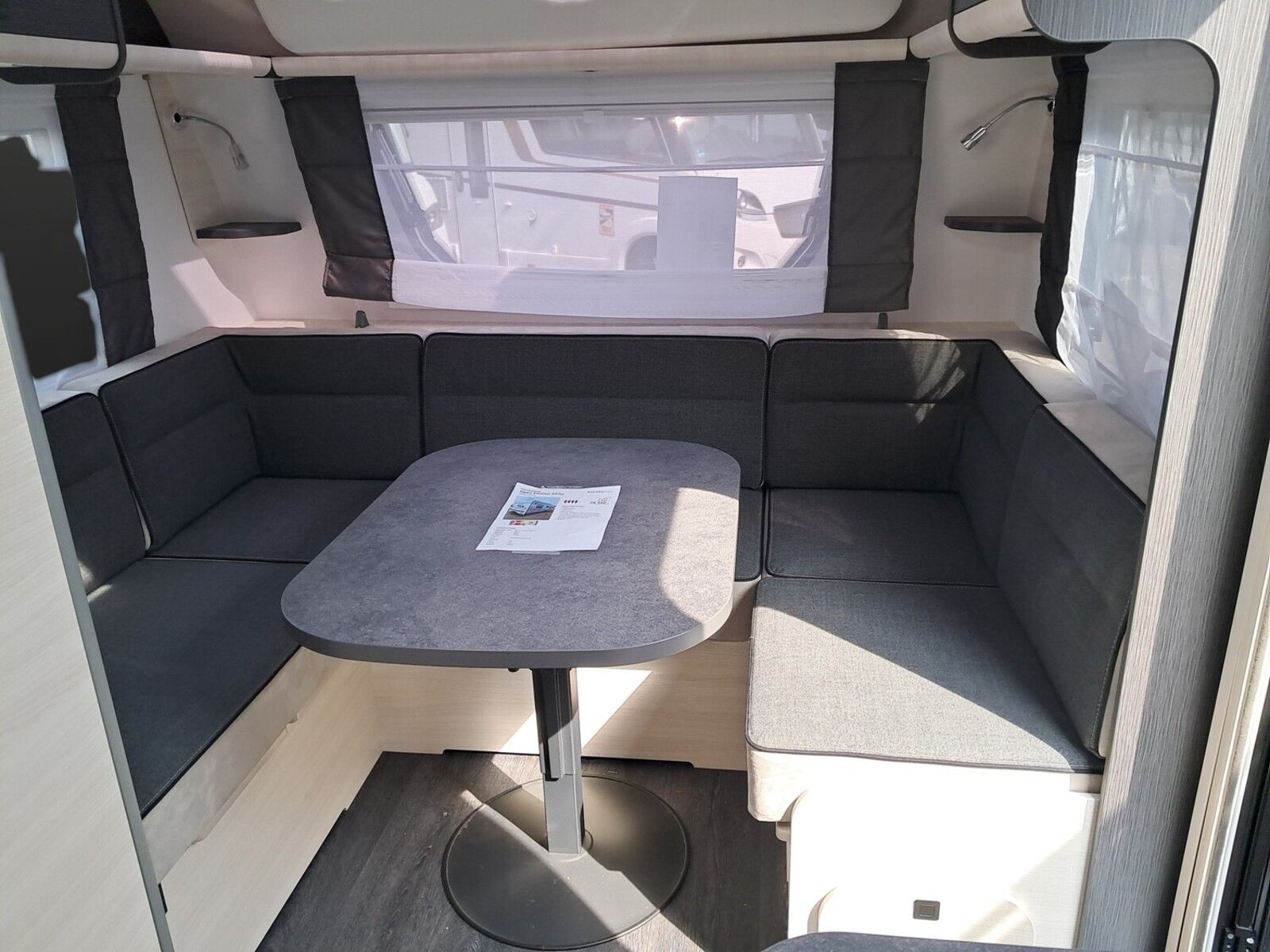 Fahrzeugabbildung Sterckeman Open Edition 522LJ 1800 kg; Truma C4, Trittstufe