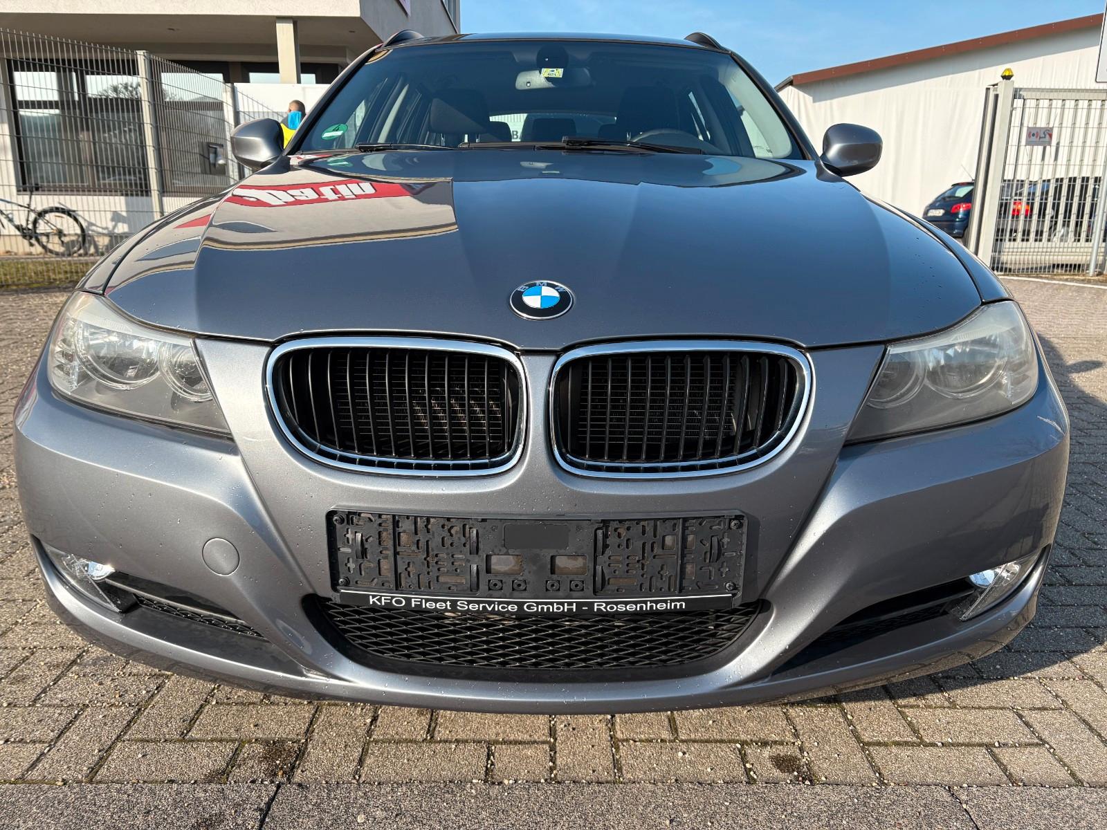 BMW 318 2012 — rear view