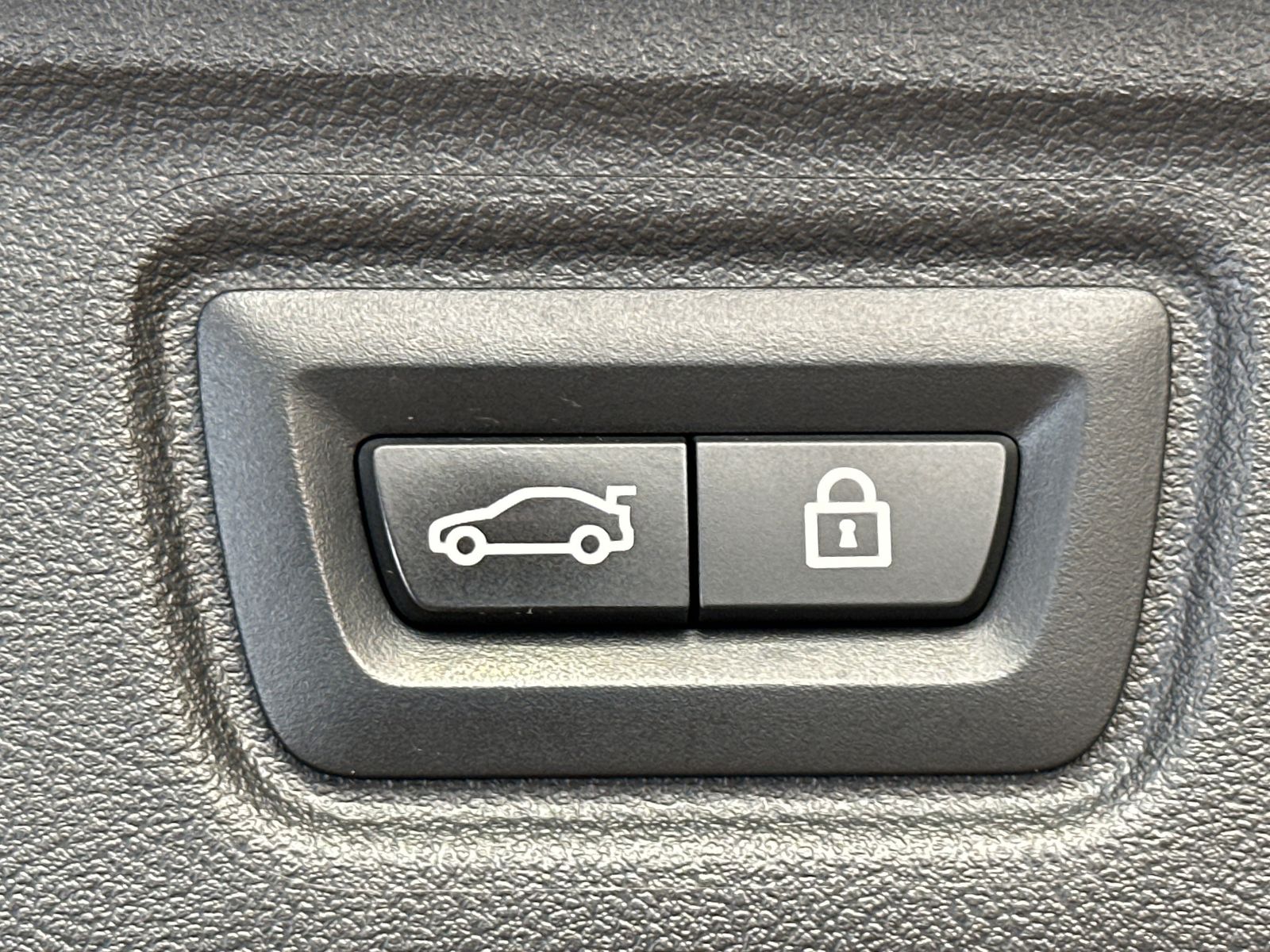 Fahrzeugabbildung BMW 320d Touring M-Sport NAV+LED+PANO+SHZ+PDC+DAB