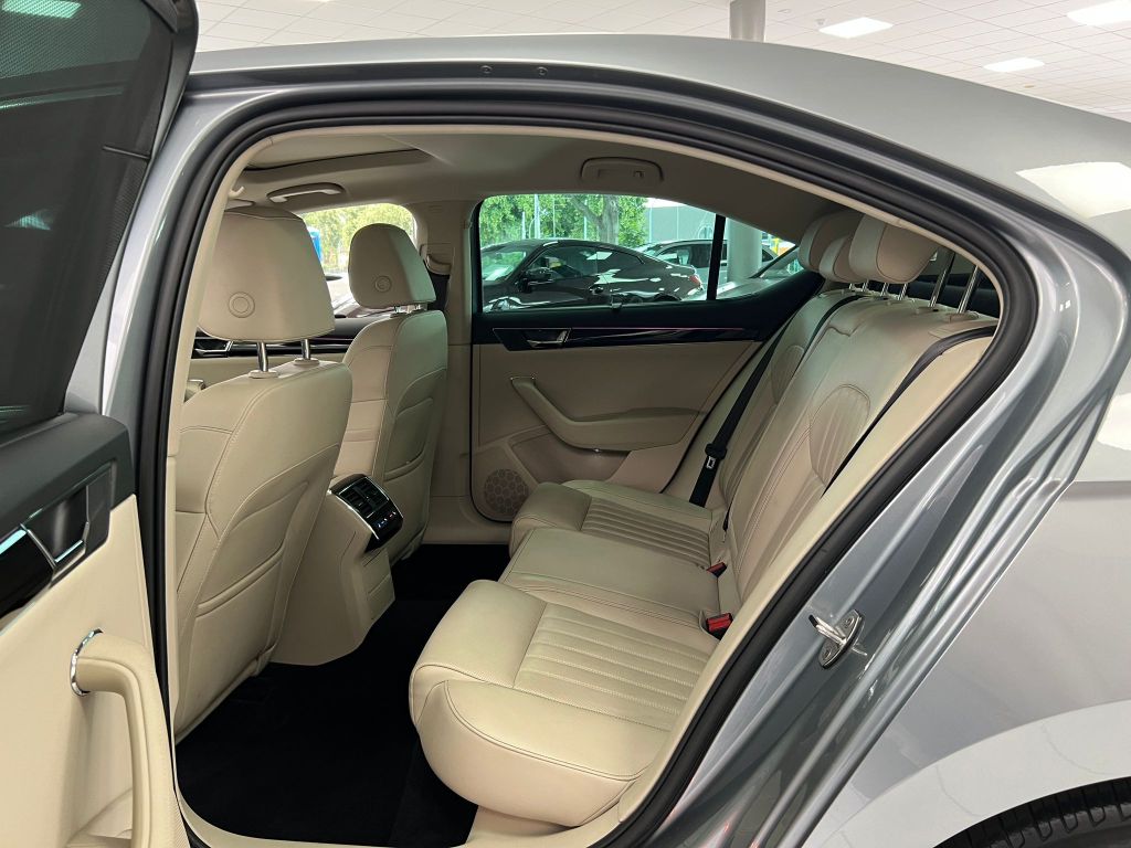 Skoda Superb Lim L&K 4x4*MATRIX*PANO*CANTON*ACC*STHZG*