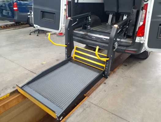 Fahrzeugabbildung Mercedes-Benz Sprinter 317 Kombi L2H2 Mobility Rollstuhl Lift