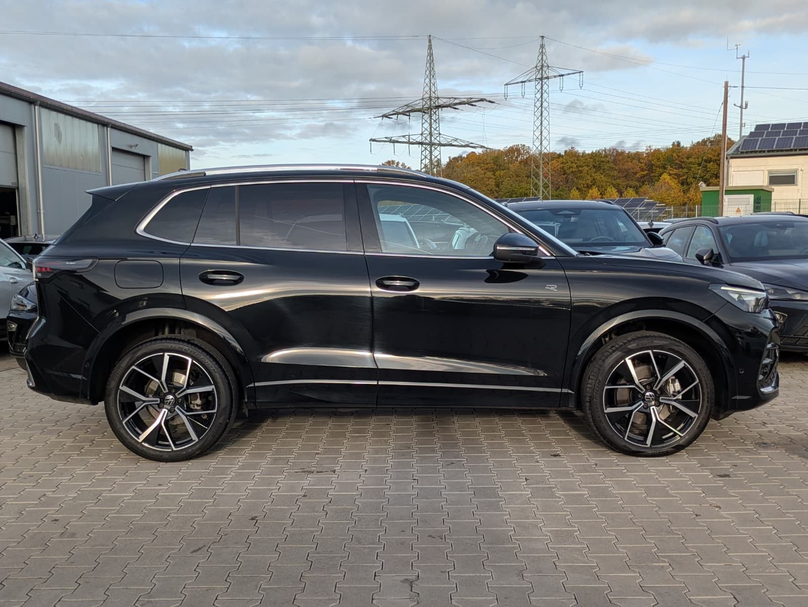 Fahrzeugabbildung Volkswagen Tiguan 2.0 TDI 4M R-Line PANO*H&K*AHK*MATRIX*20"