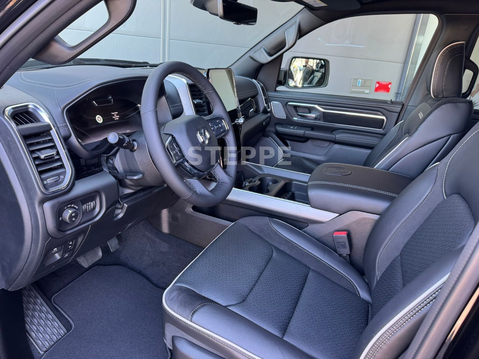 Dodge 2026 RAM 1500 5,7LV8 Night Safety Tech. AHK 22"