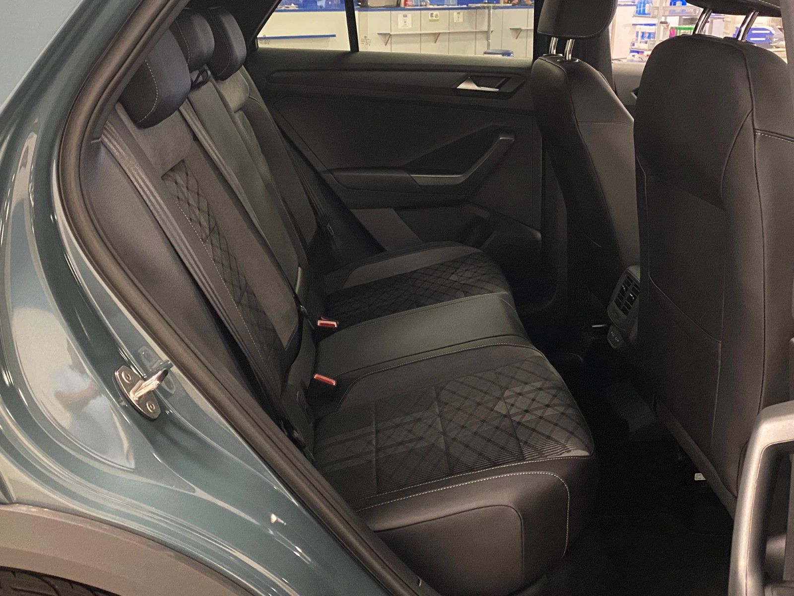 Fahrzeugabbildung Volkswagen T-Roc 1.5 TSI DSG R-Line+ACC+Garantie bis 2030++
