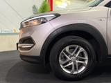 Hyundai Tucson blue Classic 2WD*AHK*KLIMA*TÜV*SERVICE - Hyundai Gebrauchtwagen von 2016