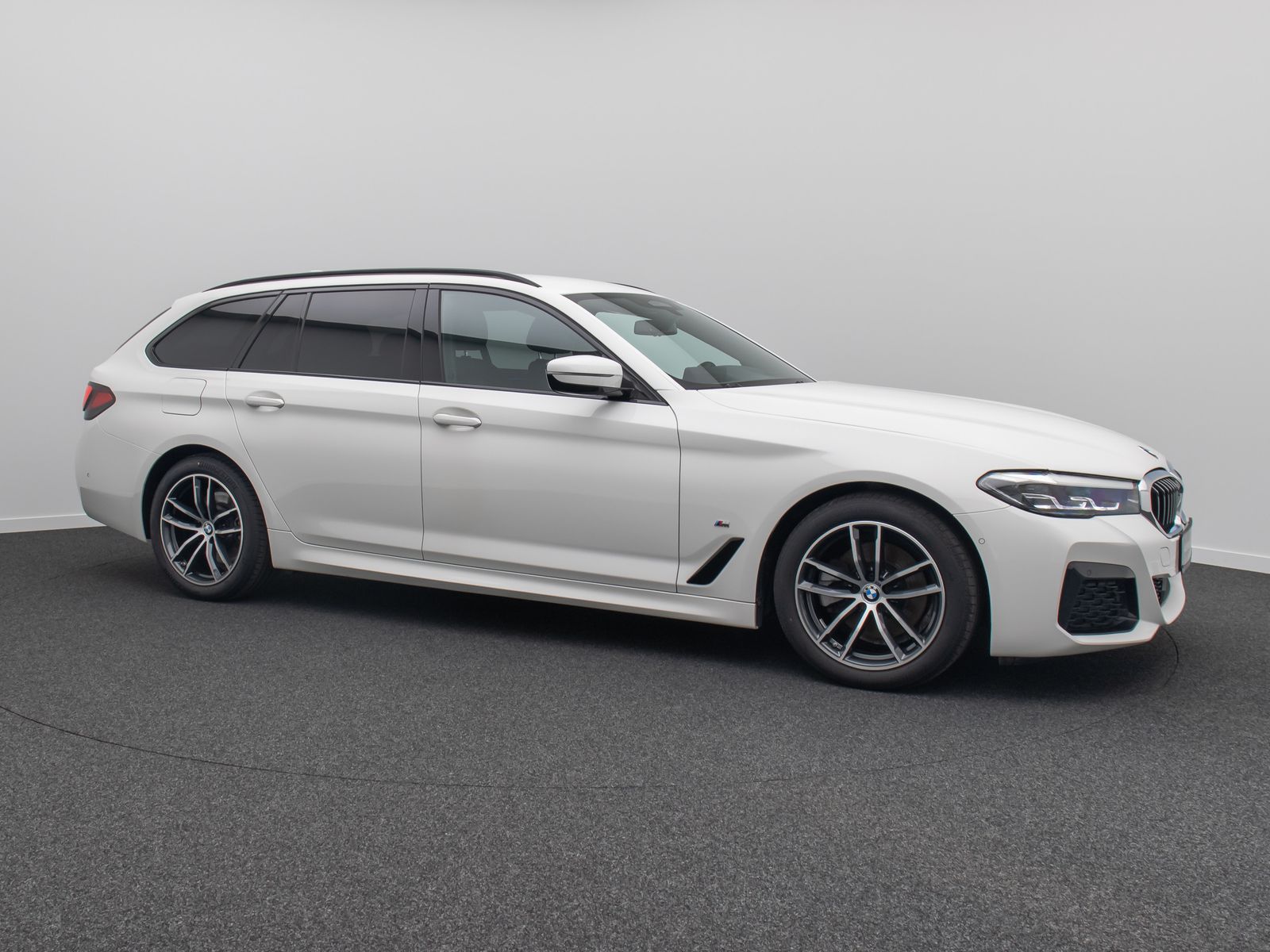Fahrzeugabbildung BMW 520d M Sport Kamera HUD HiFi AHK Stop&Go Alarm