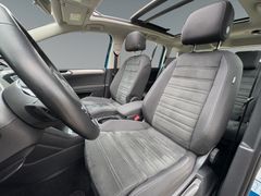 Fahrzeugabbildung Volkswagen Touran Comf. DSG Navi Sitzh Pano AHK Kamera
