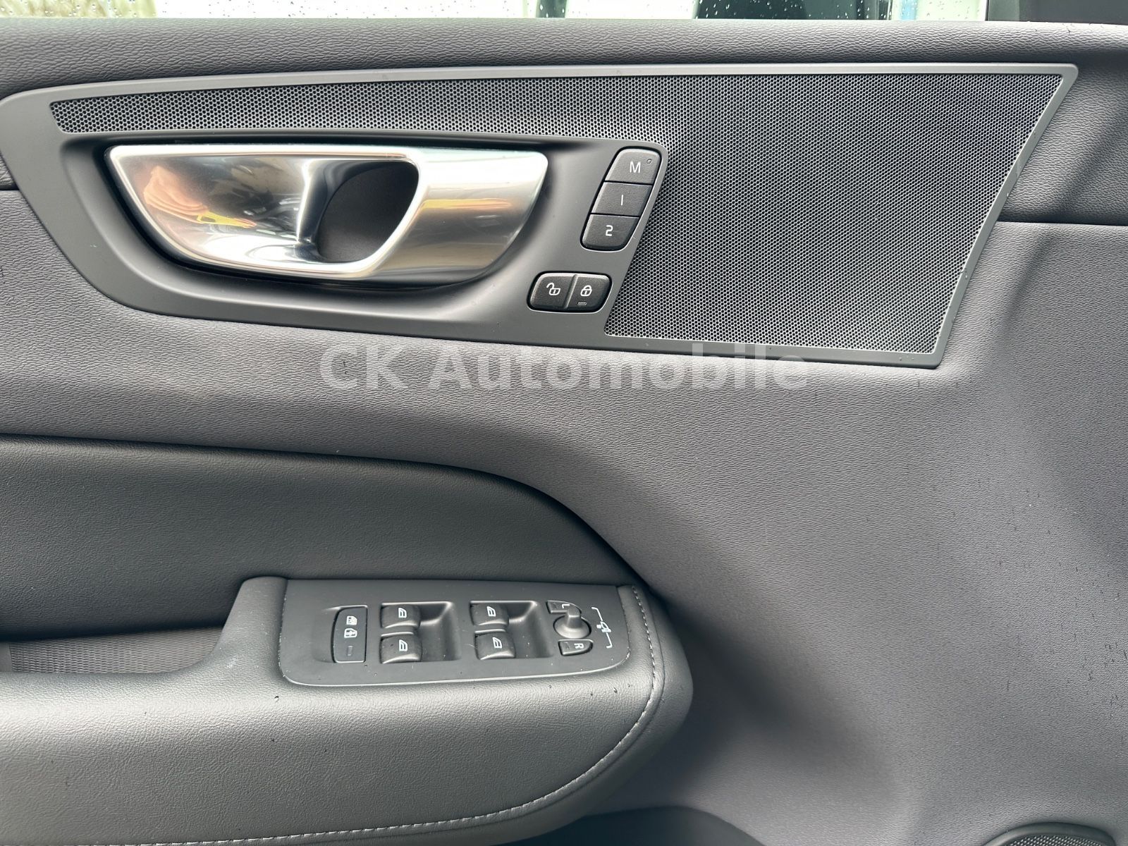 Fahrzeugabbildung Volvo XC60 T6 AWD Recharge Plus Dark/Pano/BLIS/AHK