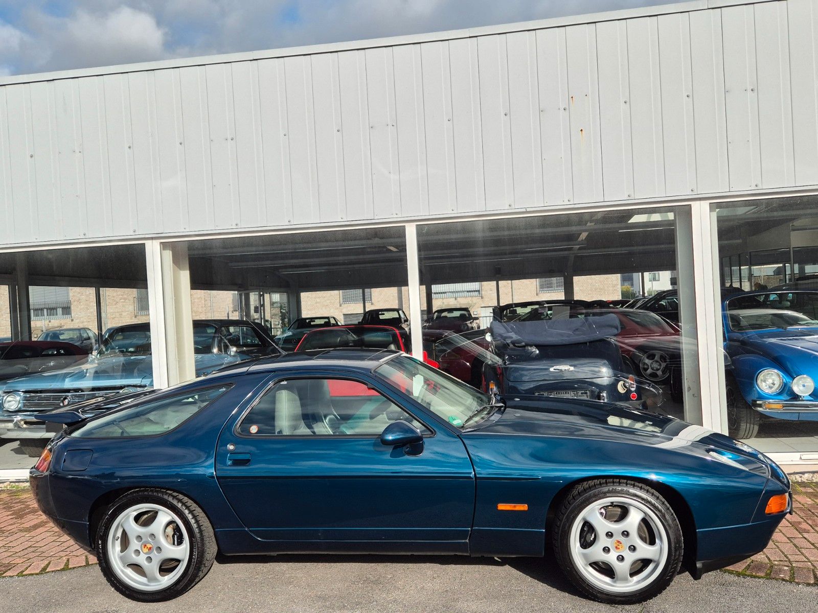Fahrzeugabbildung Porsche 928 GTS/Deutsch/Kpl. Historie/SD/Blau mit grau