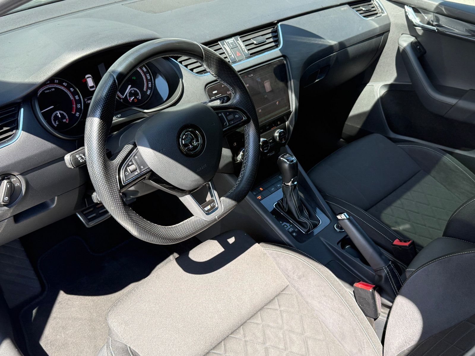 Skoda Octavia Combi RS DSG ACC LED Navi Pano Kam SHZ foto 13