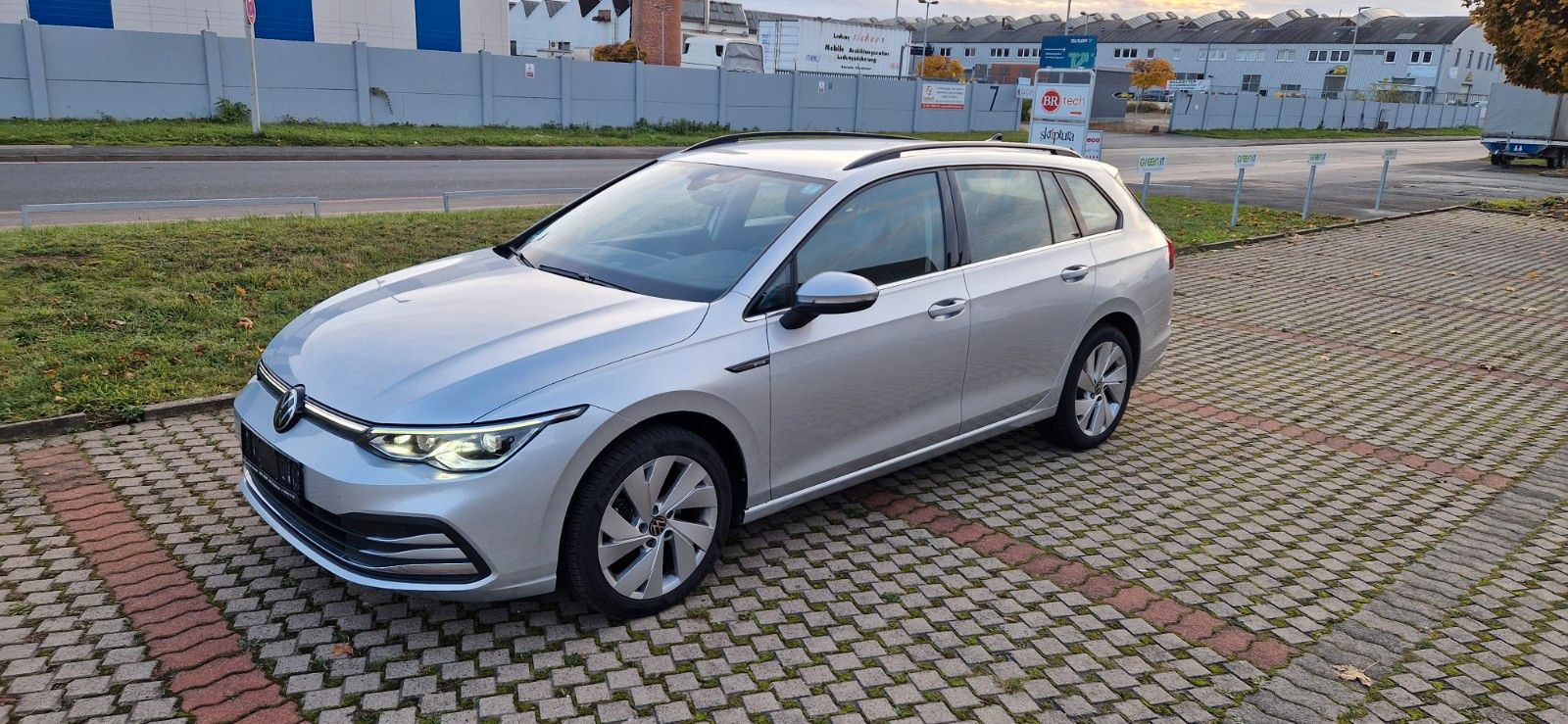 Volkswagen Golf - 1