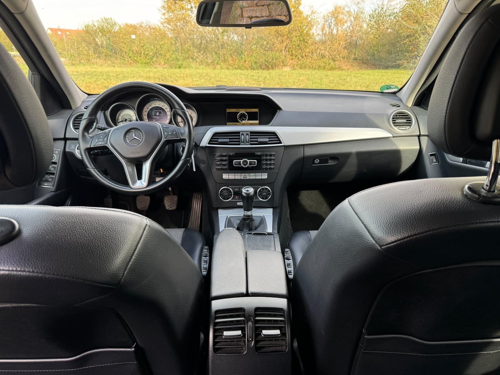 Mercedes-Benz C180 2011 — photo 12