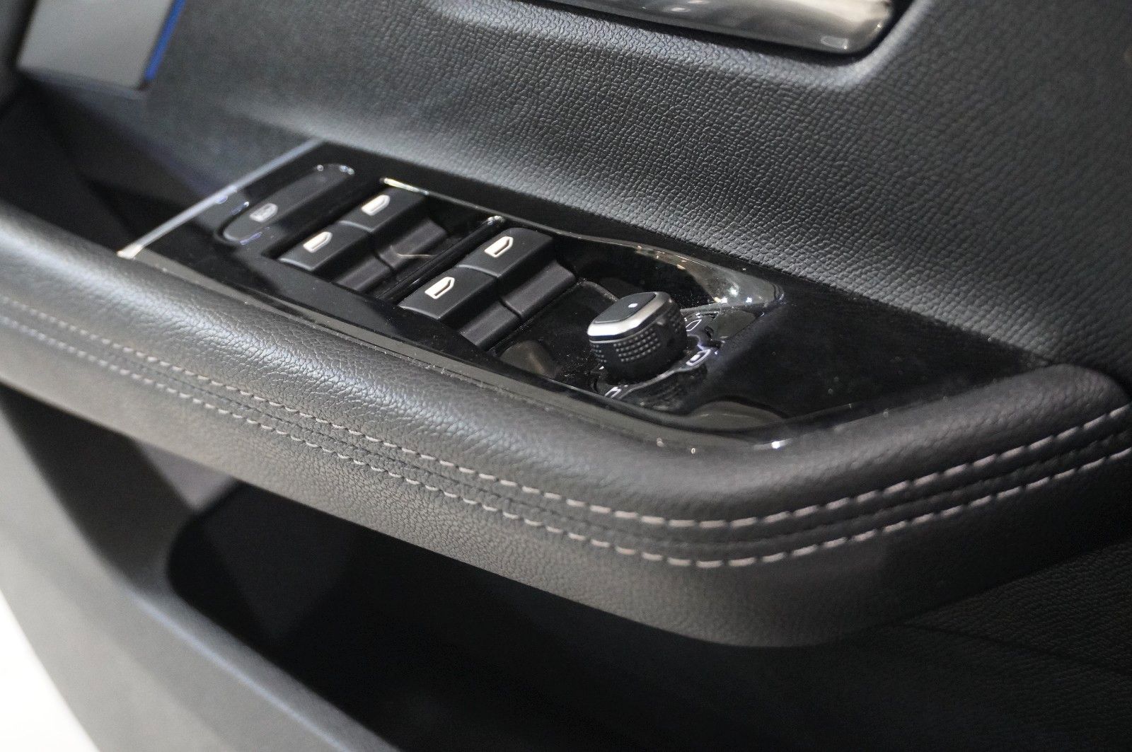 Fahrzeugabbildung Opel Astra L ST 1.2T ULTIMATE NAVI/LED/360°/VIRT/DAB+