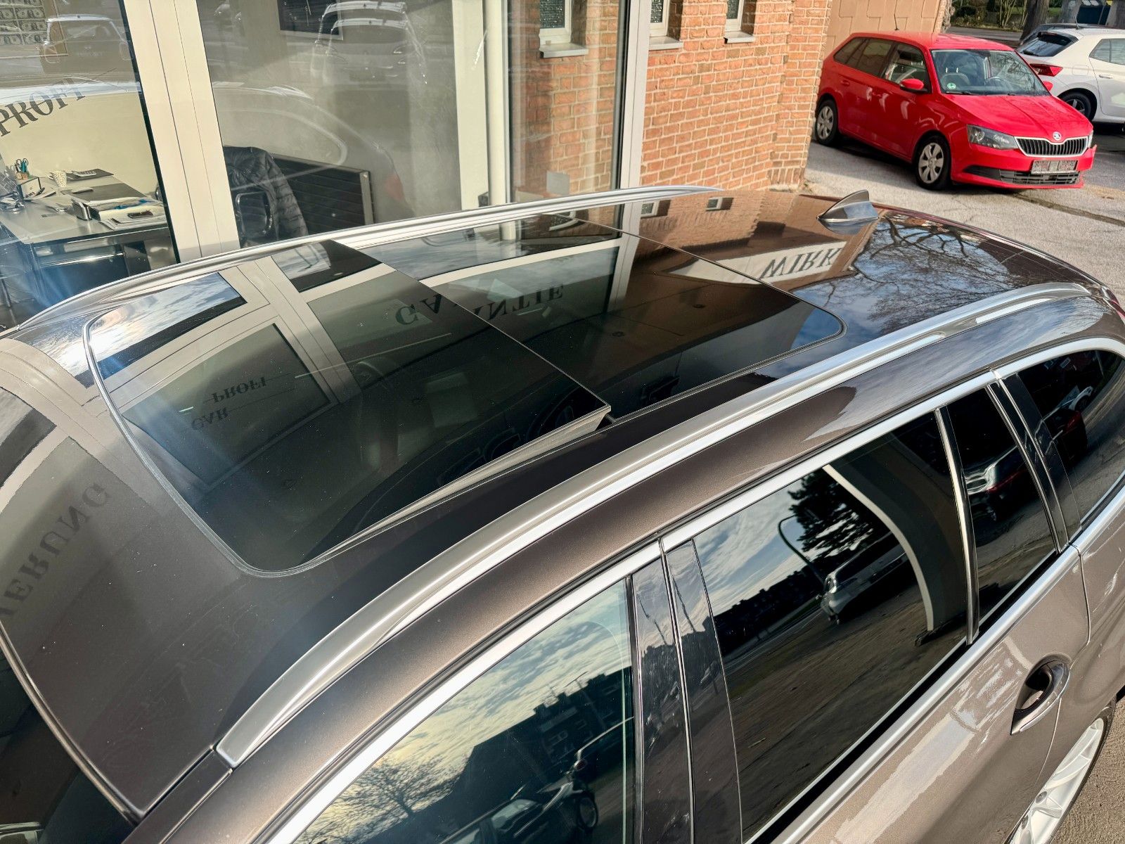 Fahrzeugabbildung BMW 535 d xDrive Touring Leder/Panorama/Navi/HUD