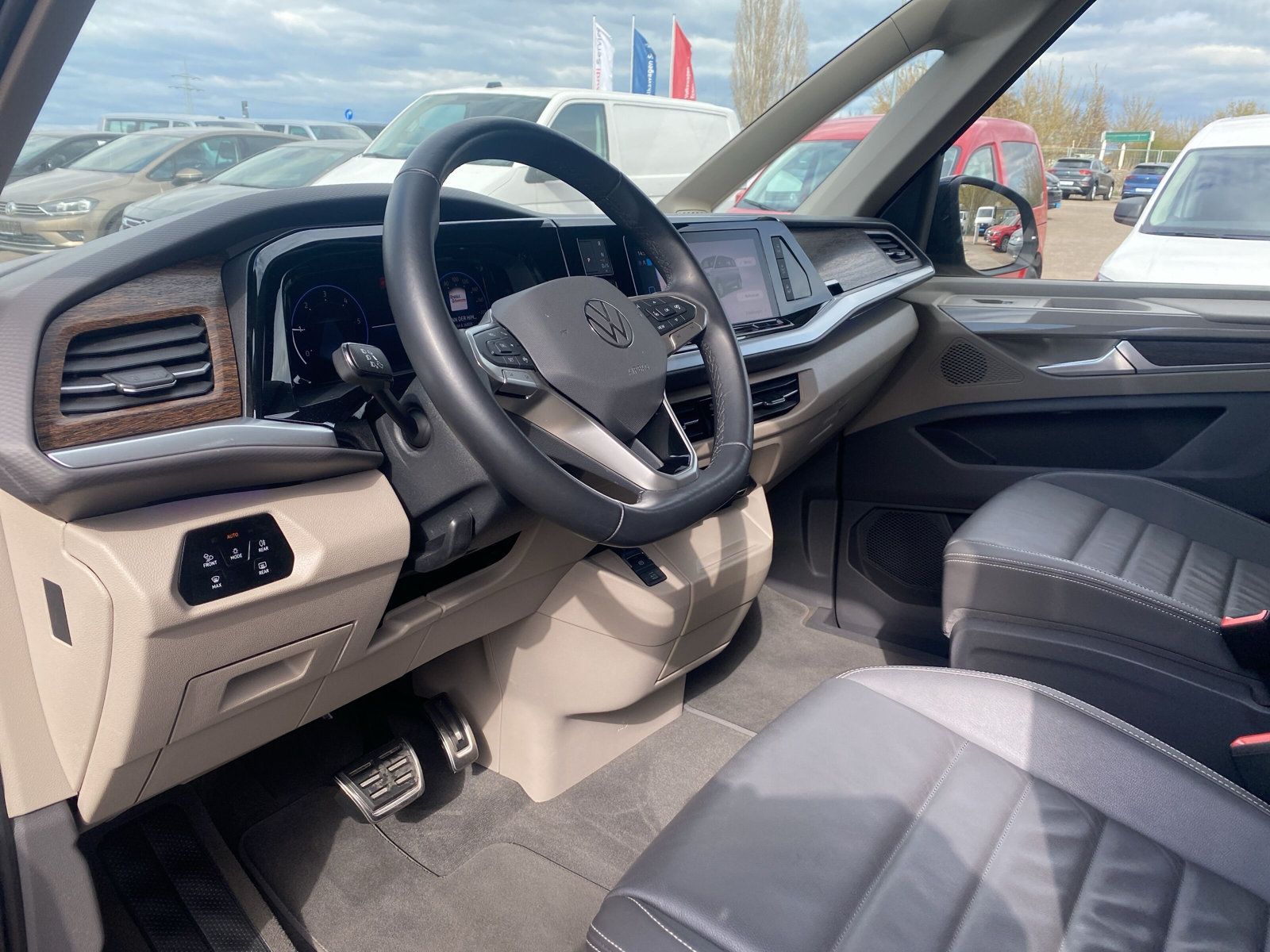 Fahrzeugabbildung Volkswagen T7 Multivan 2.0 TDI DSG Style AHK MATRIX HuD STA