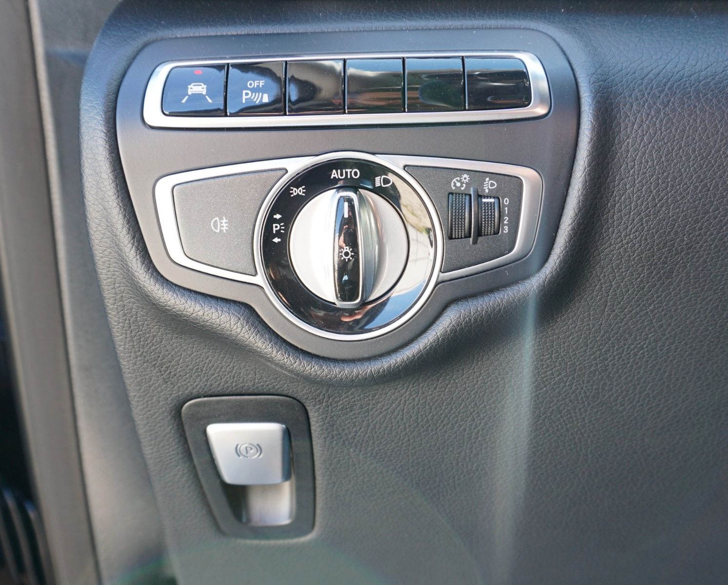 Fahrzeugabbildung Mercedes-Benz V 220d EDITION lang  7 Sitze,Navi,AHK,SR+WR