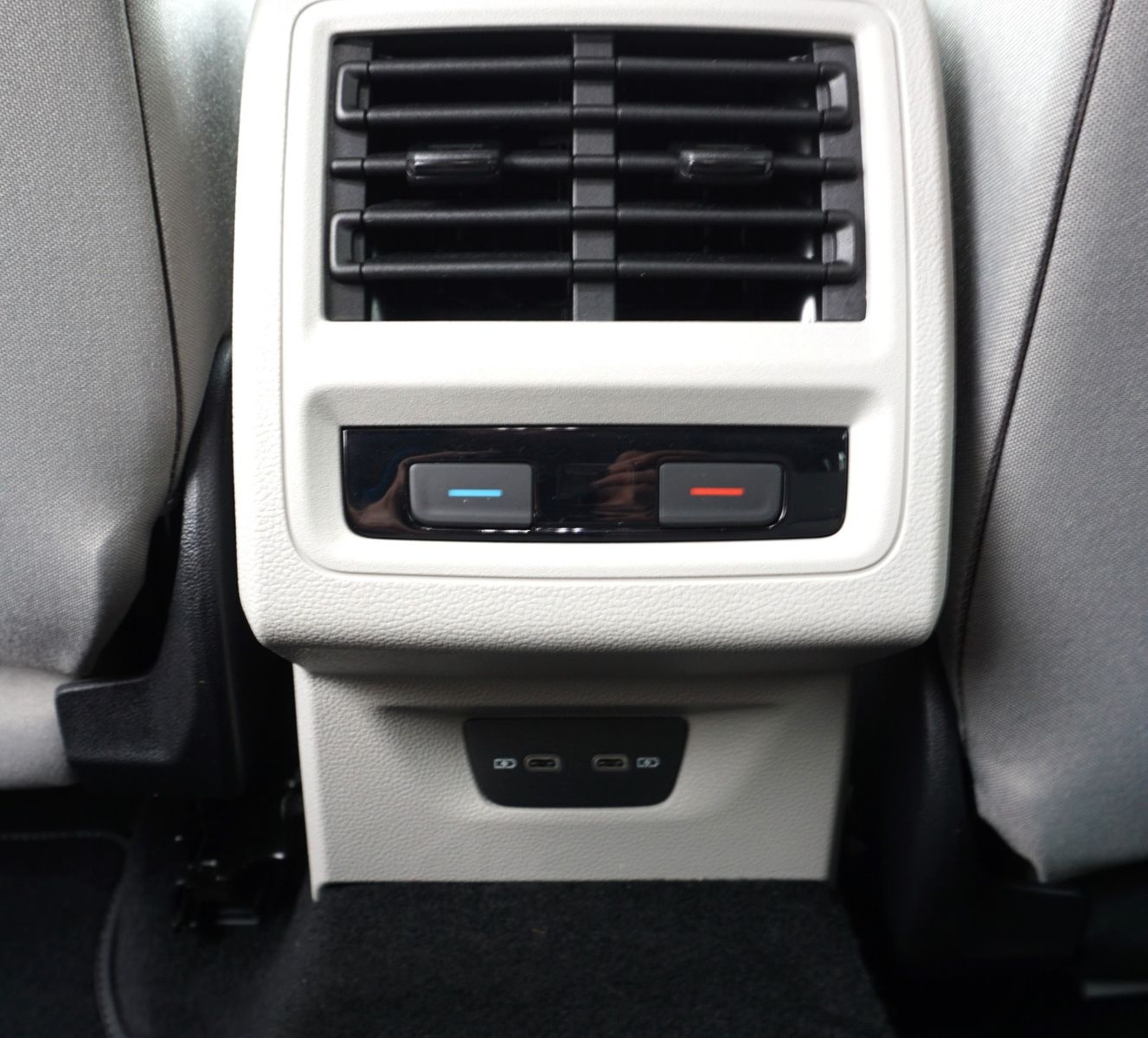 Fahrzeugabbildung Volkswagen Golf VIII Variant Style, Navi,LED,HUD,Kamera +WR
