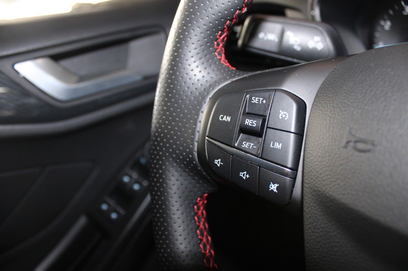 Fahrzeugabbildung Ford Focus ST-Line Turnier LED Park + Winter Paket
