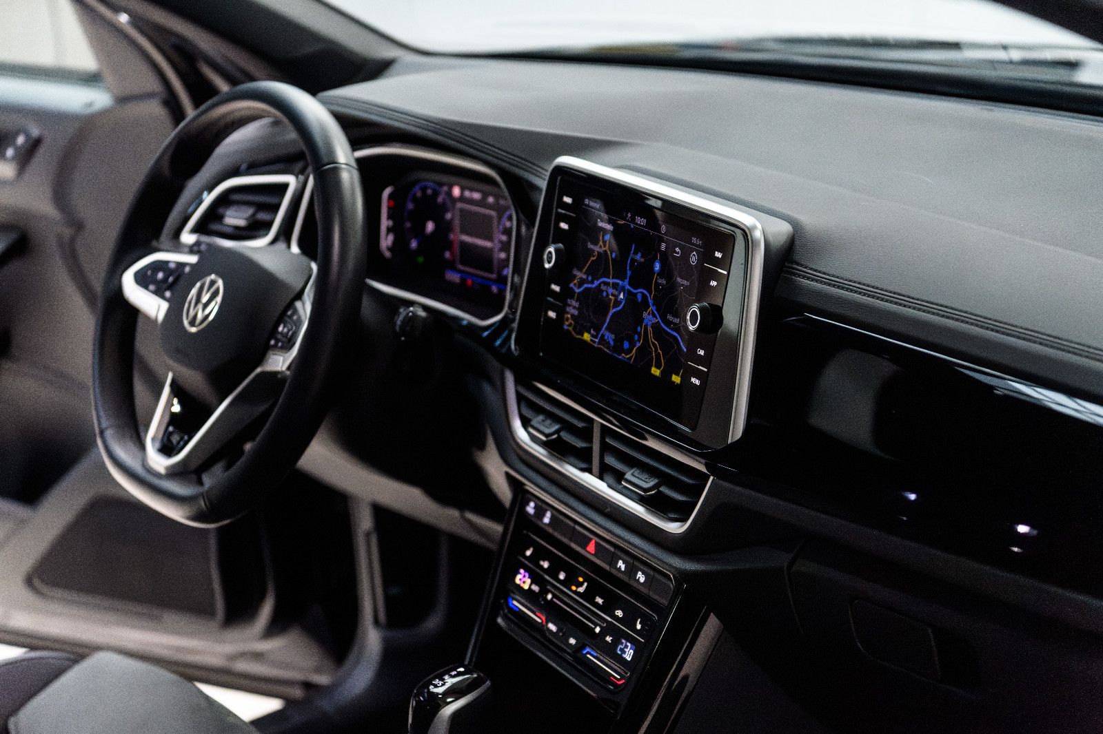 Fahrzeugabbildung Volkswagen T-Roc R-Line+LED+AHK+ACC+SIDEASISST+SHZ+EL.HK