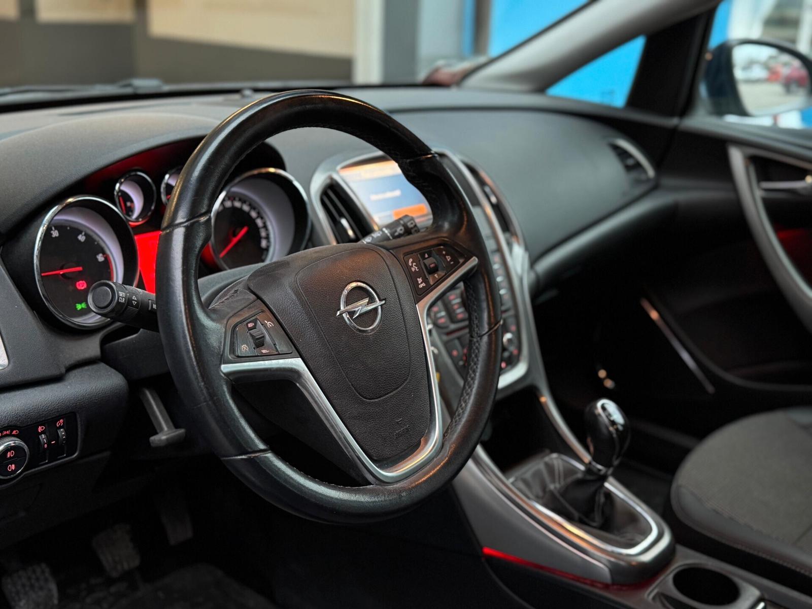 Opel Astra 2011 — photo 8