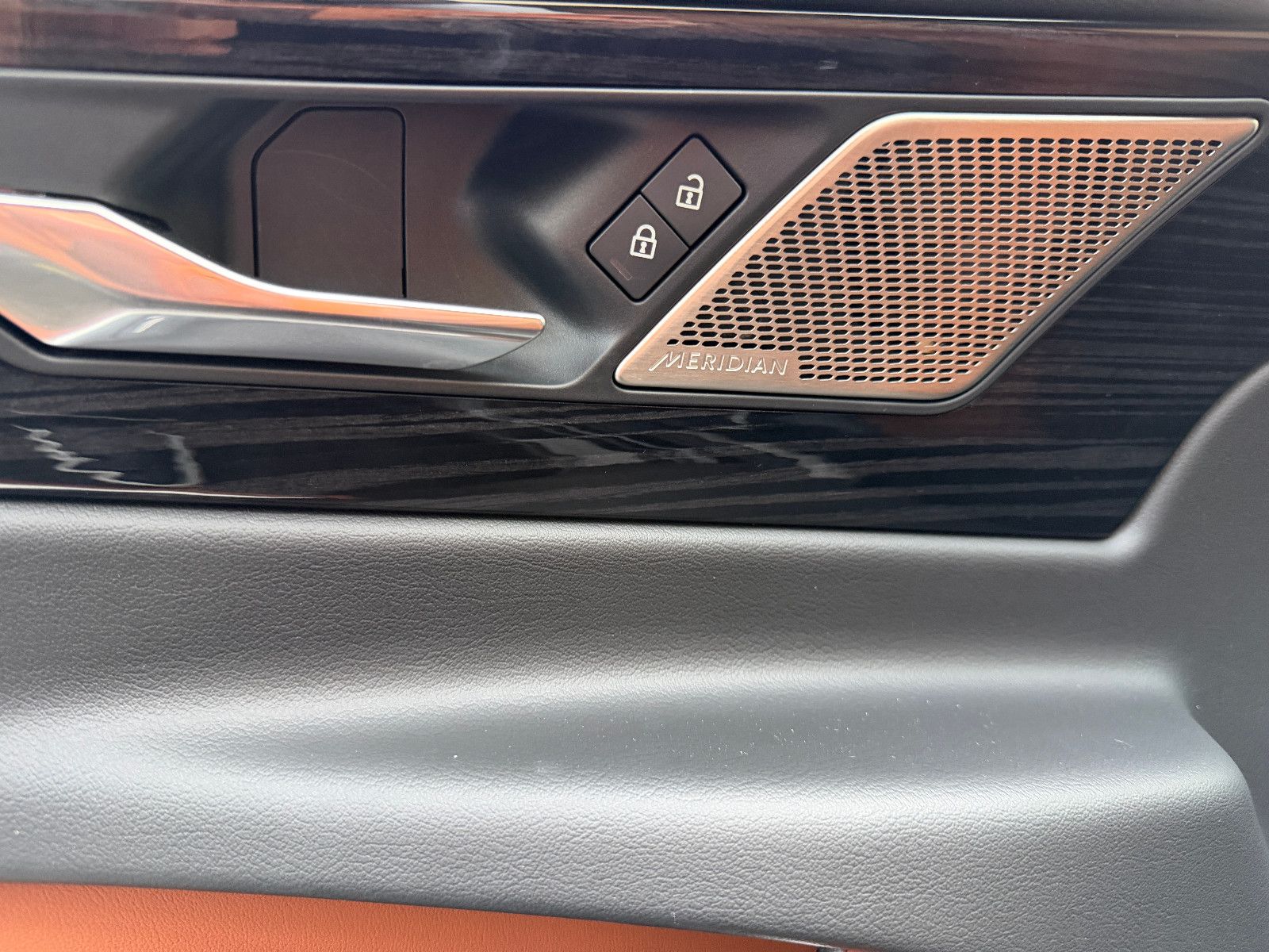Fahrzeugabbildung Jaguar XE R-Dynamic Black/360°/NAVI/APPLE/SOUND/SHZ