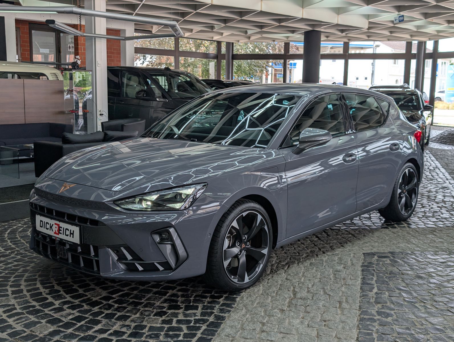 Fahrzeugabbildung CUPRA Leon 1.5 e-Hybrid ACC APP MATRIX EDGE SoH100%