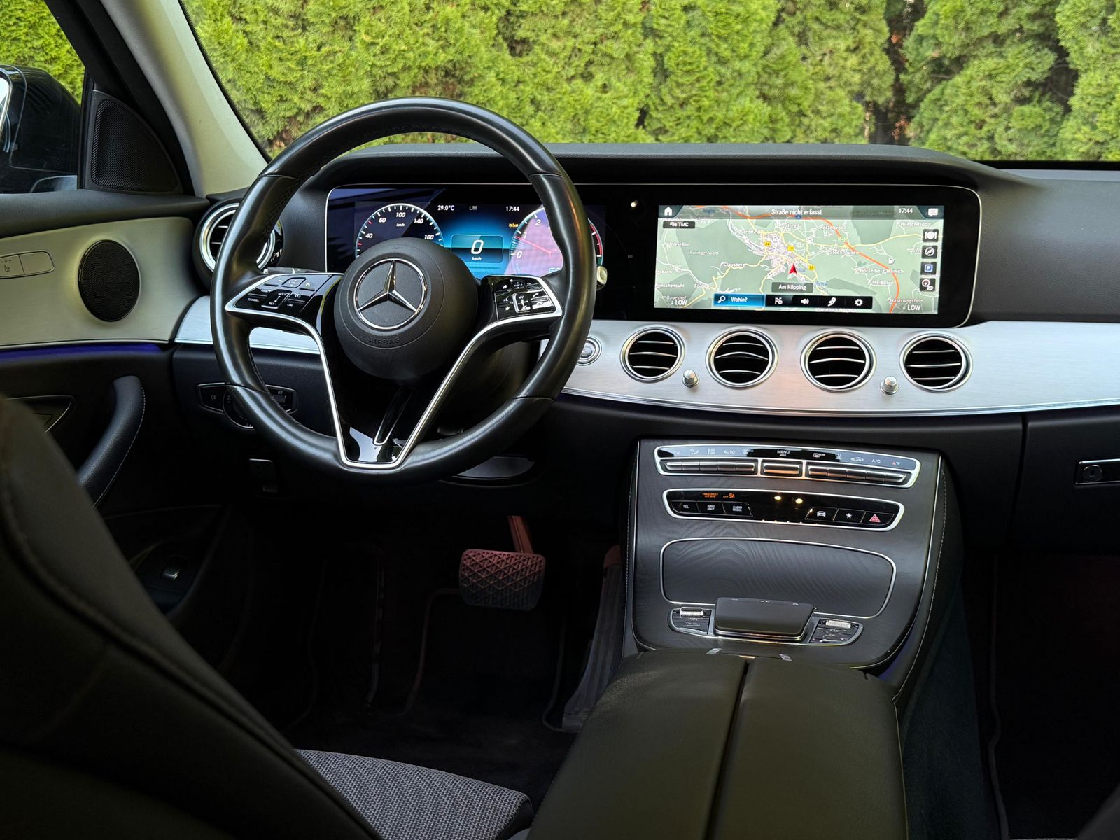 Fahrzeugabbildung Mercedes-Benz E 300 de T 9G NIGHT+LED+SHZ+KAM+AMBI+MBUX+PARK+