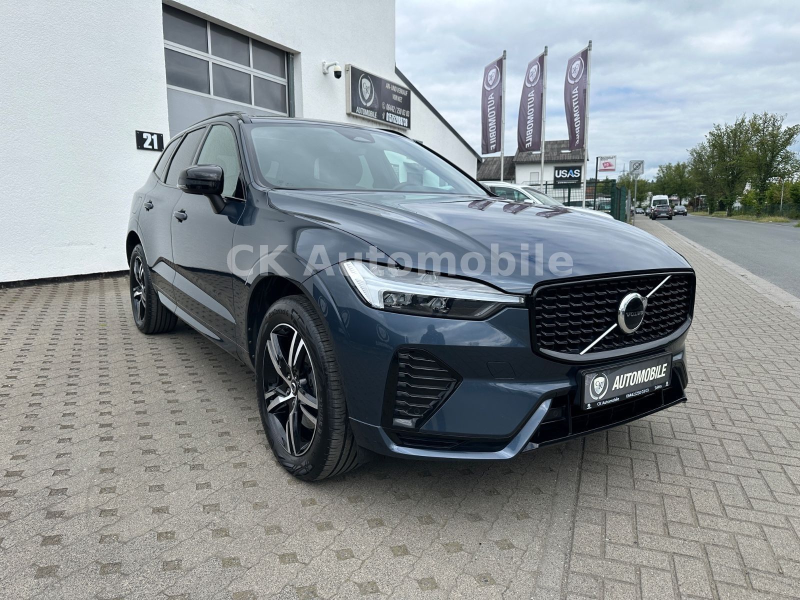 Fahrzeugabbildung Volvo XC60 B4 R Design 2WD/Navi/Pano/Kamera/LED