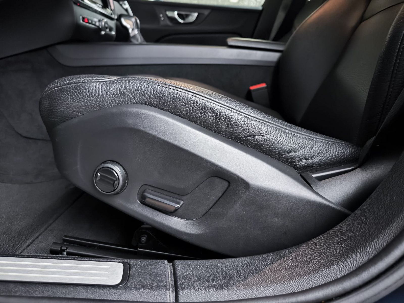 Fahrzeugabbildung Volvo V60 Momentum VIRTU+NAVI+SHZ+LEDER+KAM+TEMP+AHK+