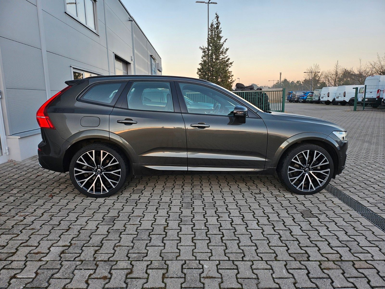 Fahrzeugabbildung Volvo XC60 R DesignmPlug-In Hybrid AWD