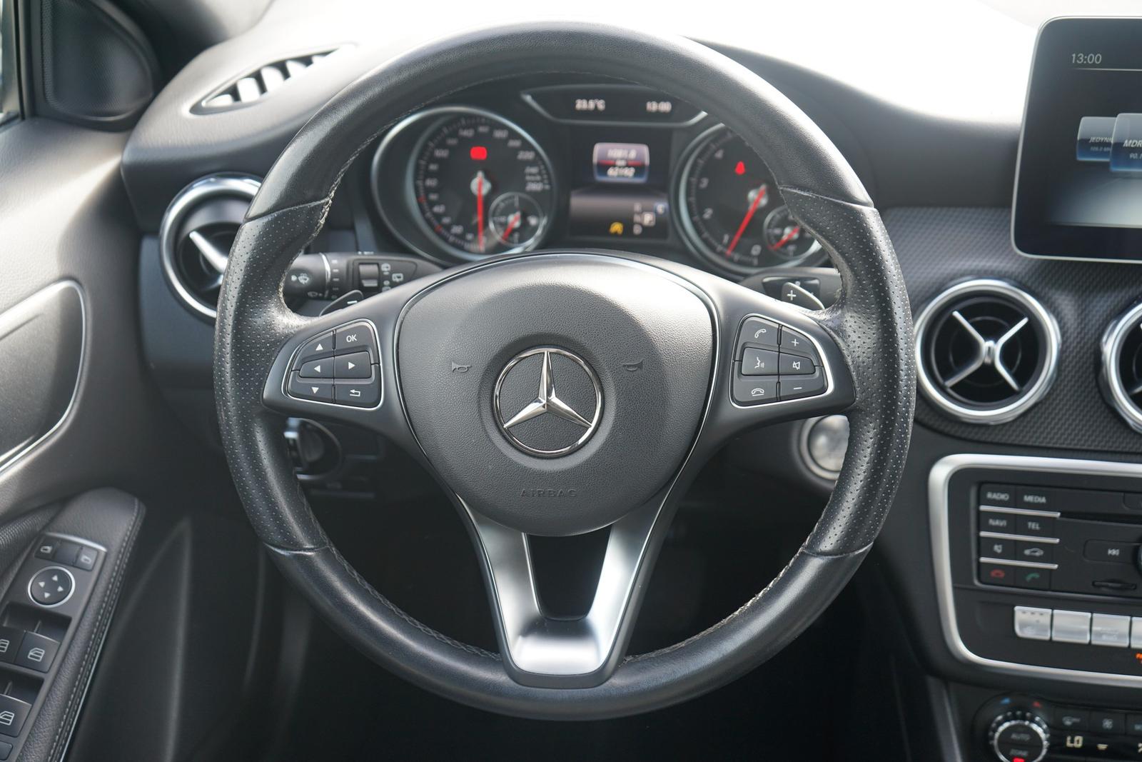 Mercedes-Benz GLA 200 Style LED Navi Sitzheizung Teilleder AHK