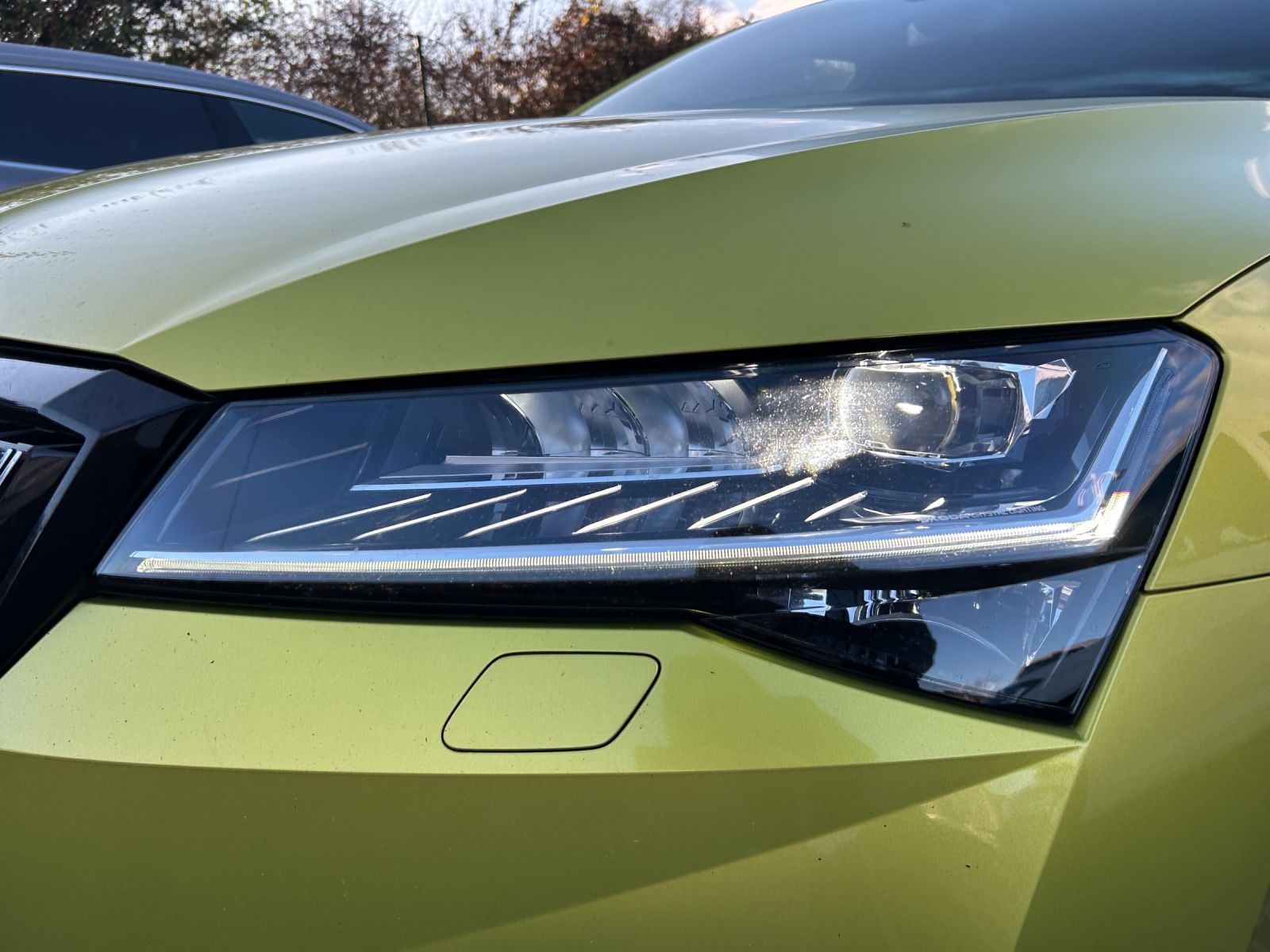 Fahrzeugabbildung SKODA Superb Combi Sportline iV Matrix STH AHK SH PANO