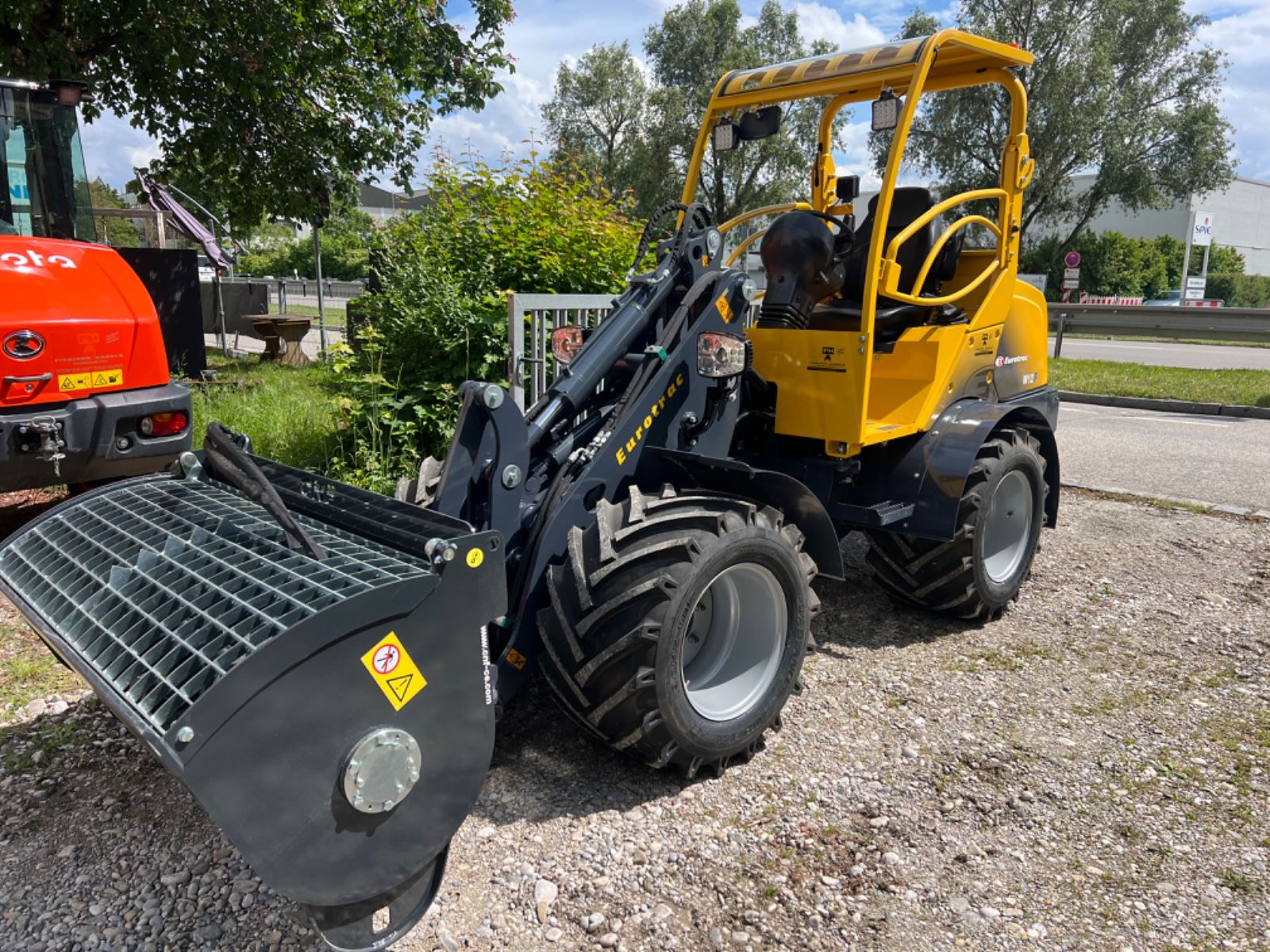 Fahrzeugabbildung Andere Eurotrac W12F -  KlappSchutzdach - hebt Pflaster