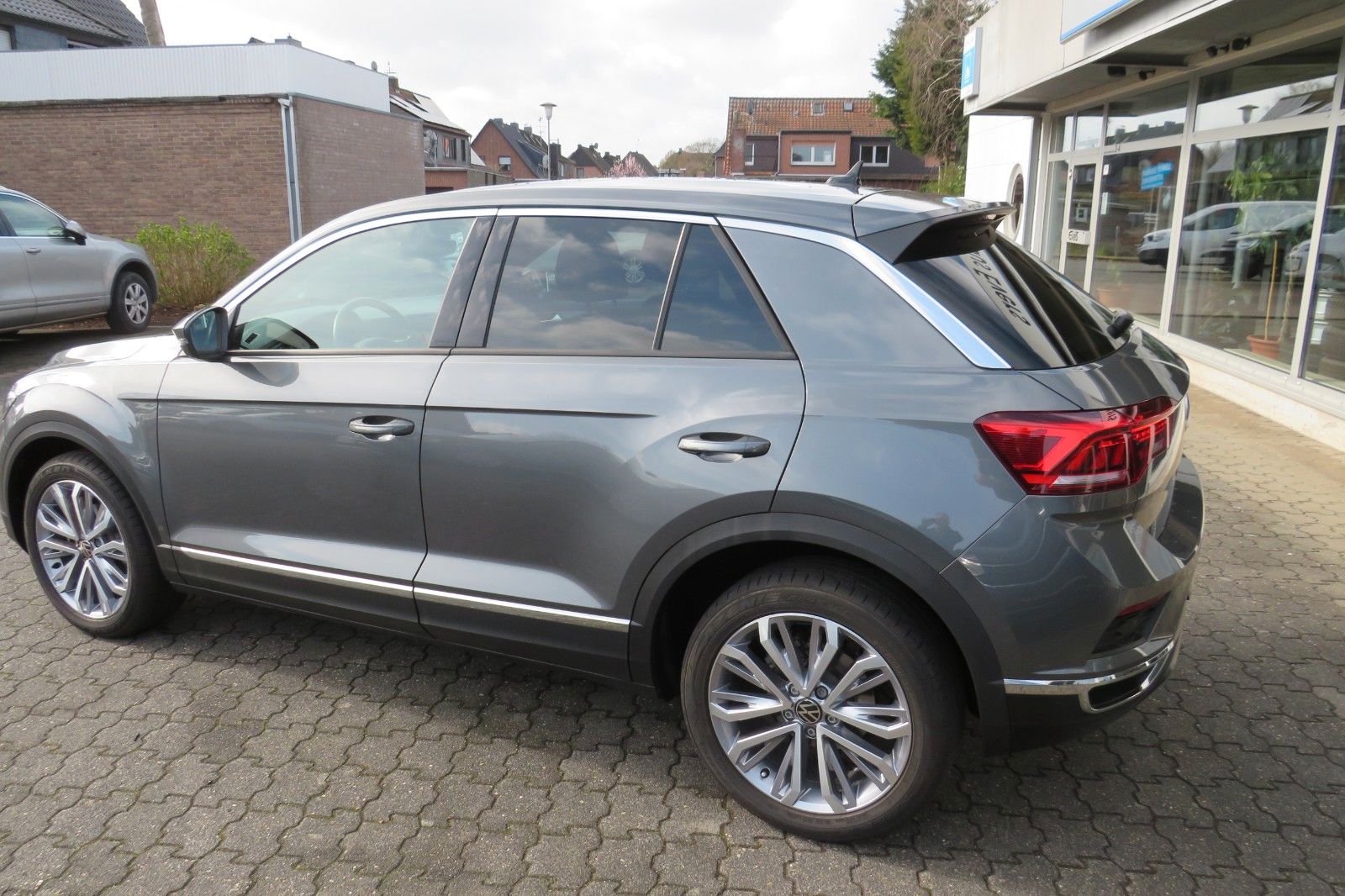 Fahrzeugabbildung Volkswagen T-Roc SPORT/R-LINE ACC KAMERA SITZH. 18`NAVI 1H