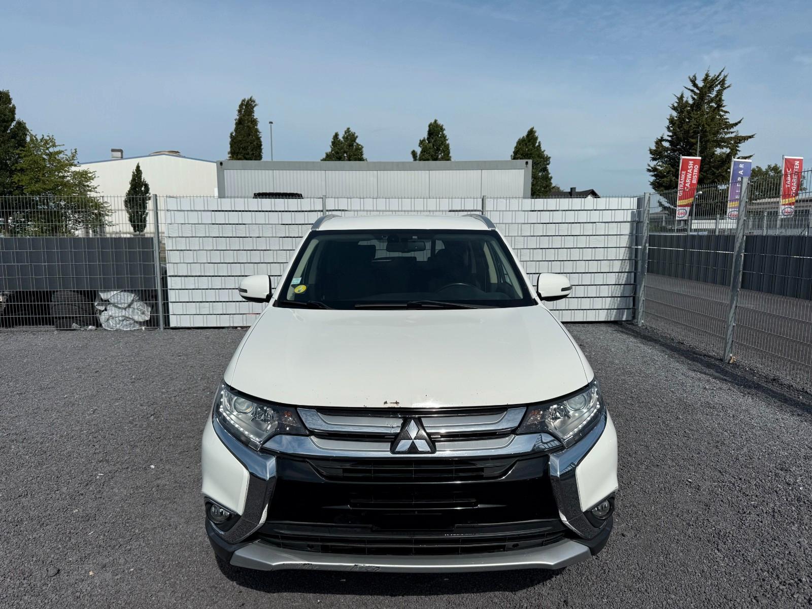 Mitsubishi Outlander 2.2 DI-D Plus 2WD 1Hand 7Sitze LED