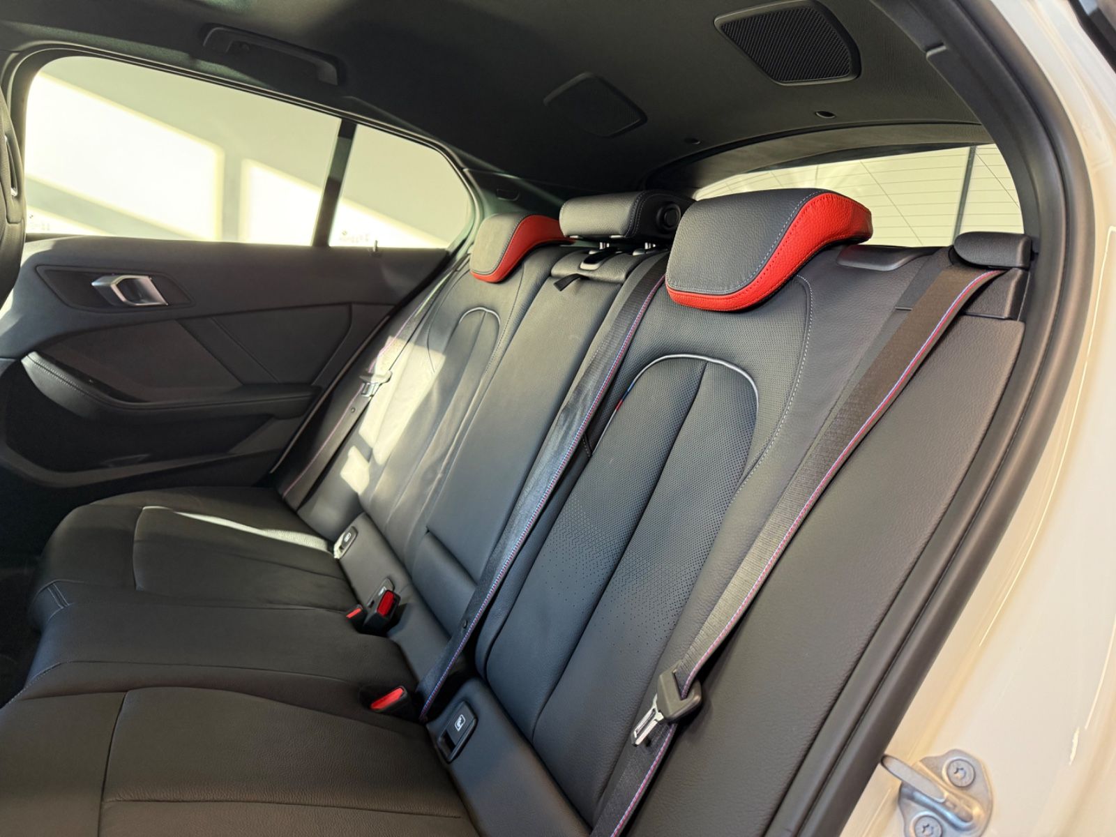 Fahrzeugabbildung BMW 118 i Edition Colorv.; M-Tech.-,M-Pro-Sport-Pak.