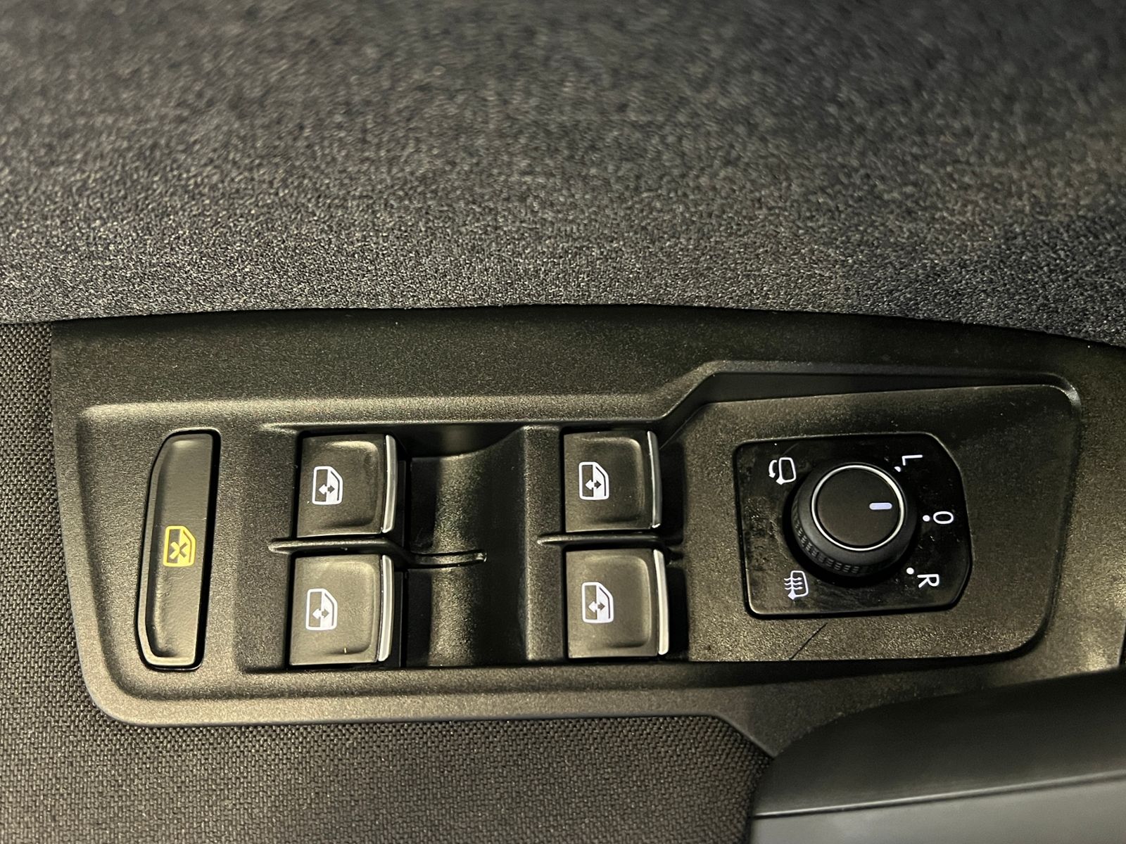 Fahrzeugabbildung Volkswagen Tiguan MOVE 1.5 TSI DSG *AHK, LED, Navi, 18"-LM*
