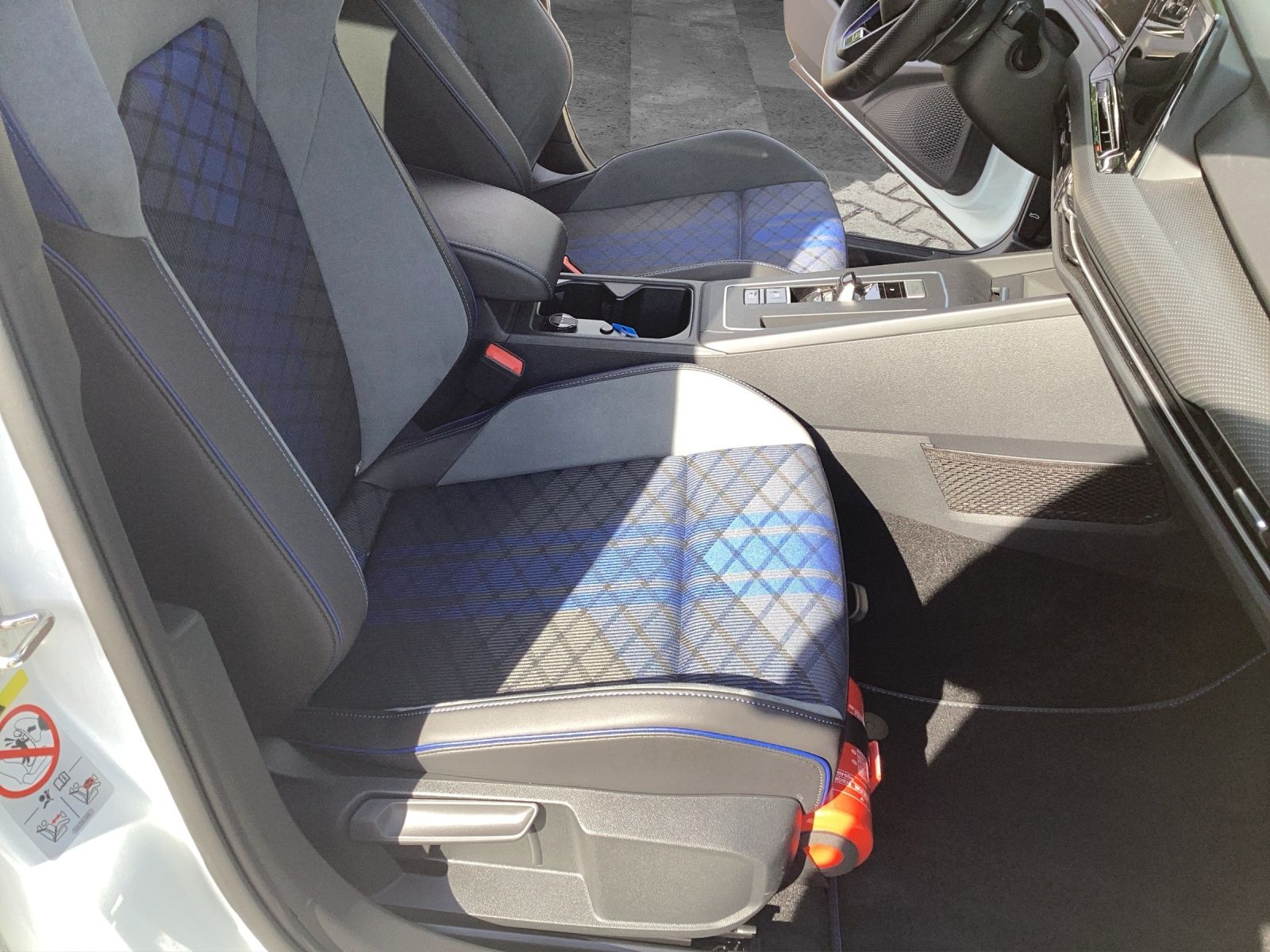 Fahrzeugabbildung Volkswagen Golf VIII R DSG 4M Black-Stye Matrix Akrapovic H