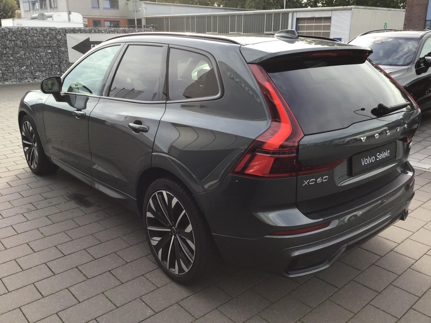 Volvo XC60 T8AWD Ultra Dark Luftfahrwerk Massage B&W