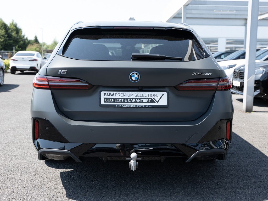 BMW i5 Touring 40 xDrive M-Sport Pro PANO AHK B&W foto 6