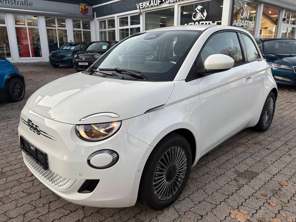 500e Hatchback MY25 Christmas Edition 23,8 kWh