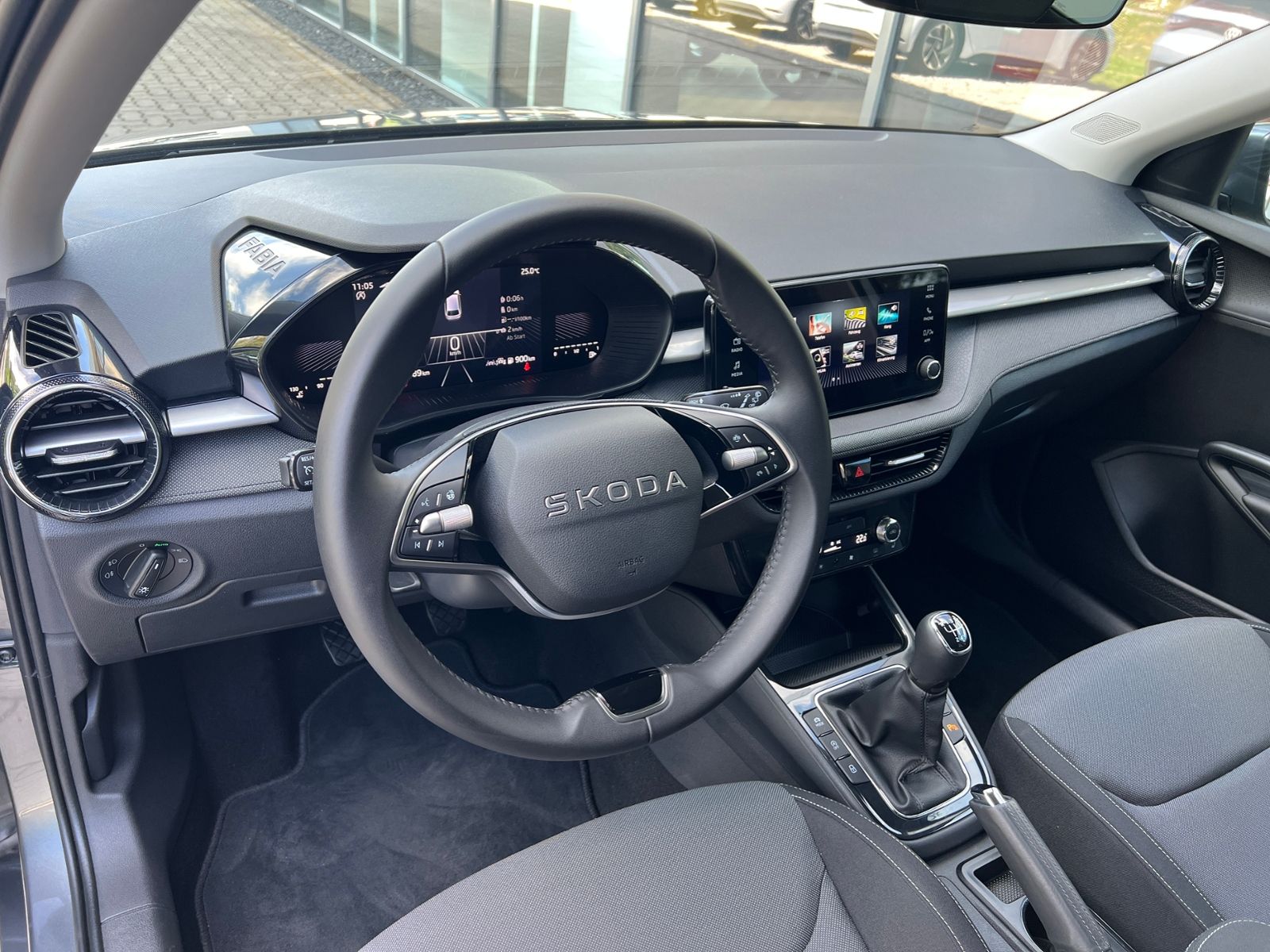 Fahrzeugabbildung SKODA Fabia Selection Tour 1.0 TSI *Vorb. AHK, LED, Ka