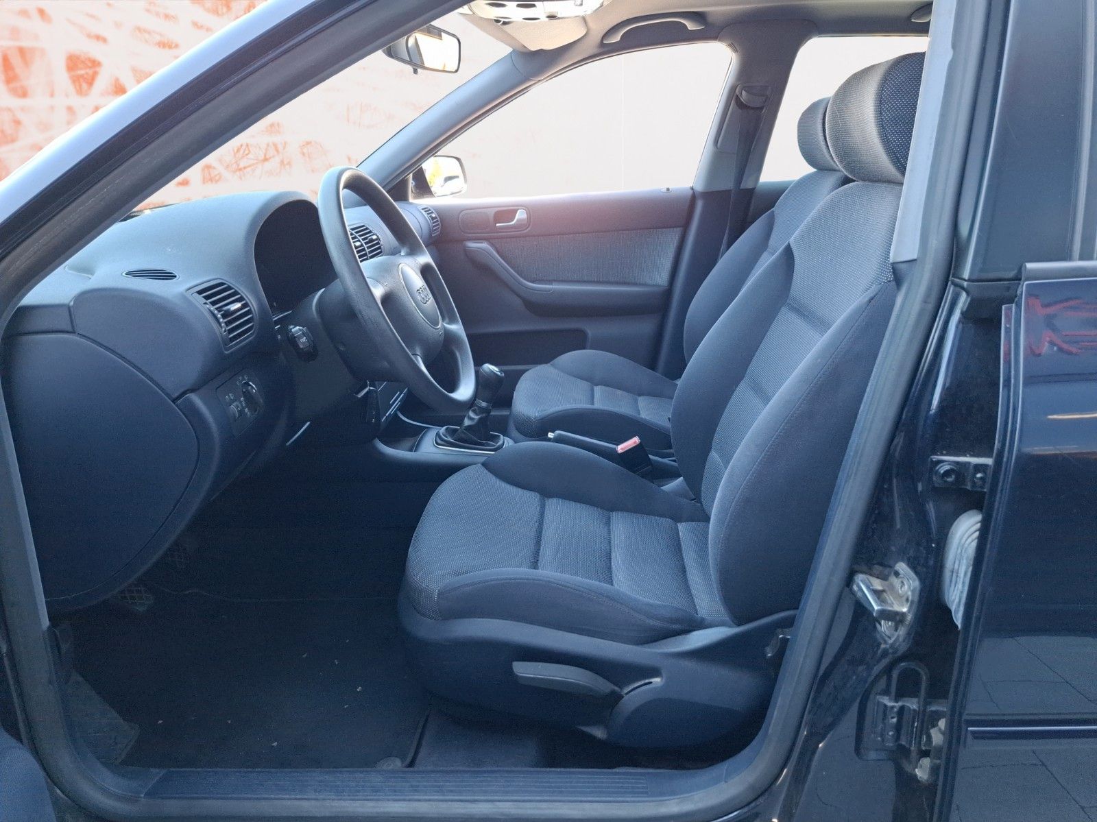 Fahrzeugabbildung Audi A3 1.6 Ambiente ! SHZ ! Klimaautom. ! 2te Hand !