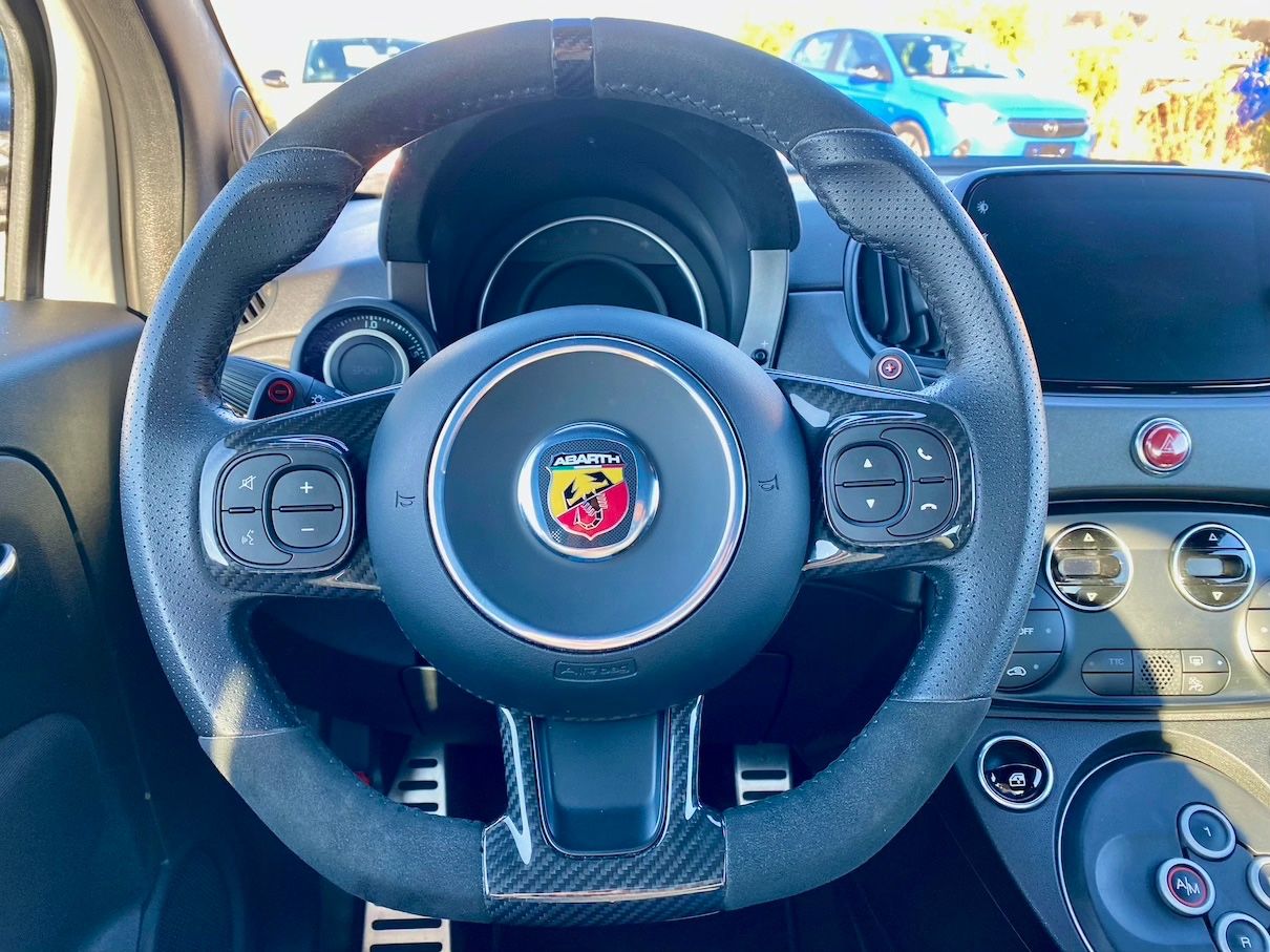 Fahrzeugabbildung Abarth 695 AAC NAVI BI-XENON BEATS MTA PAKET