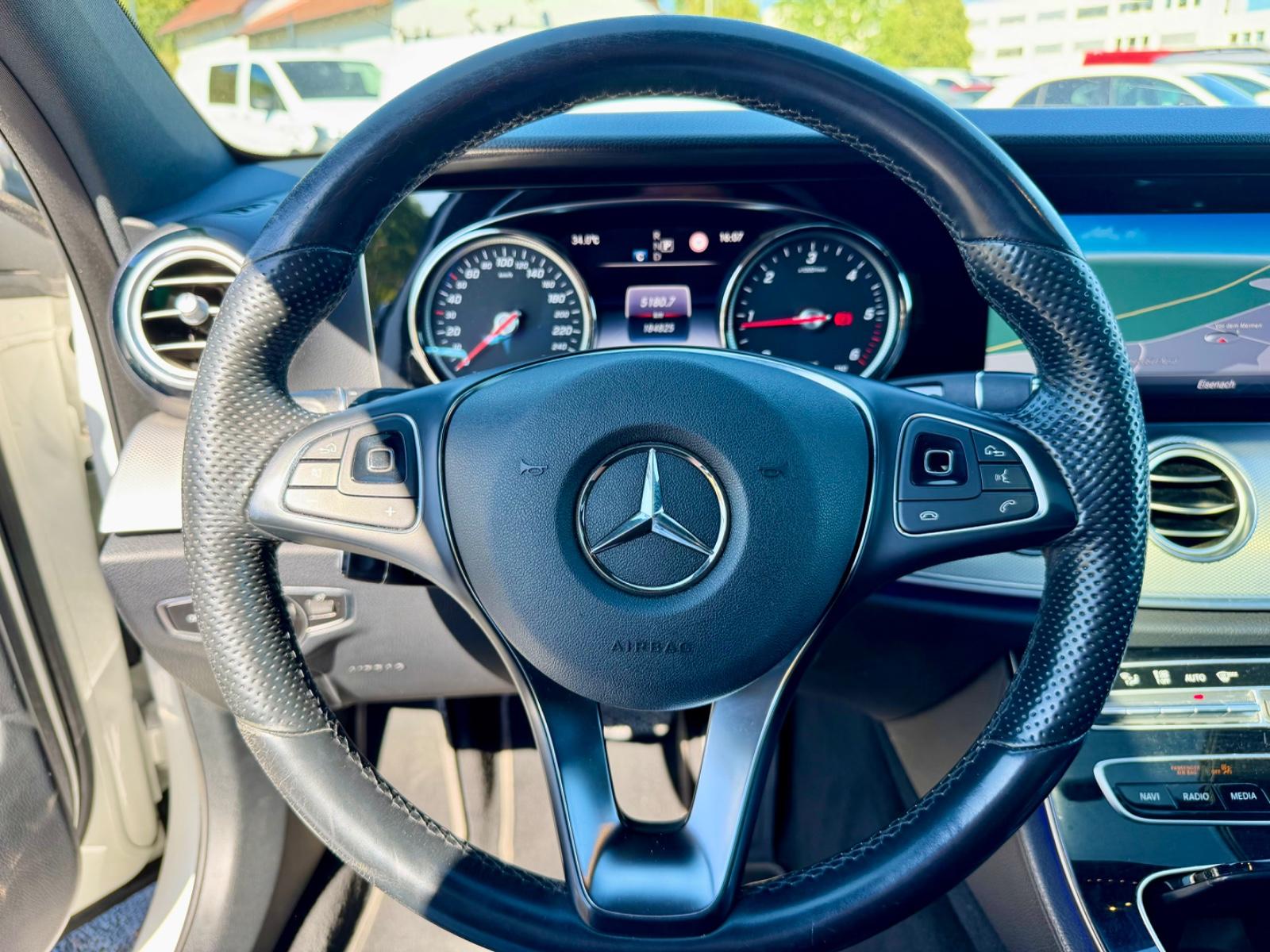 Mercedes-Benz E220d*AMG Line*LED*Navi*Burmester*
